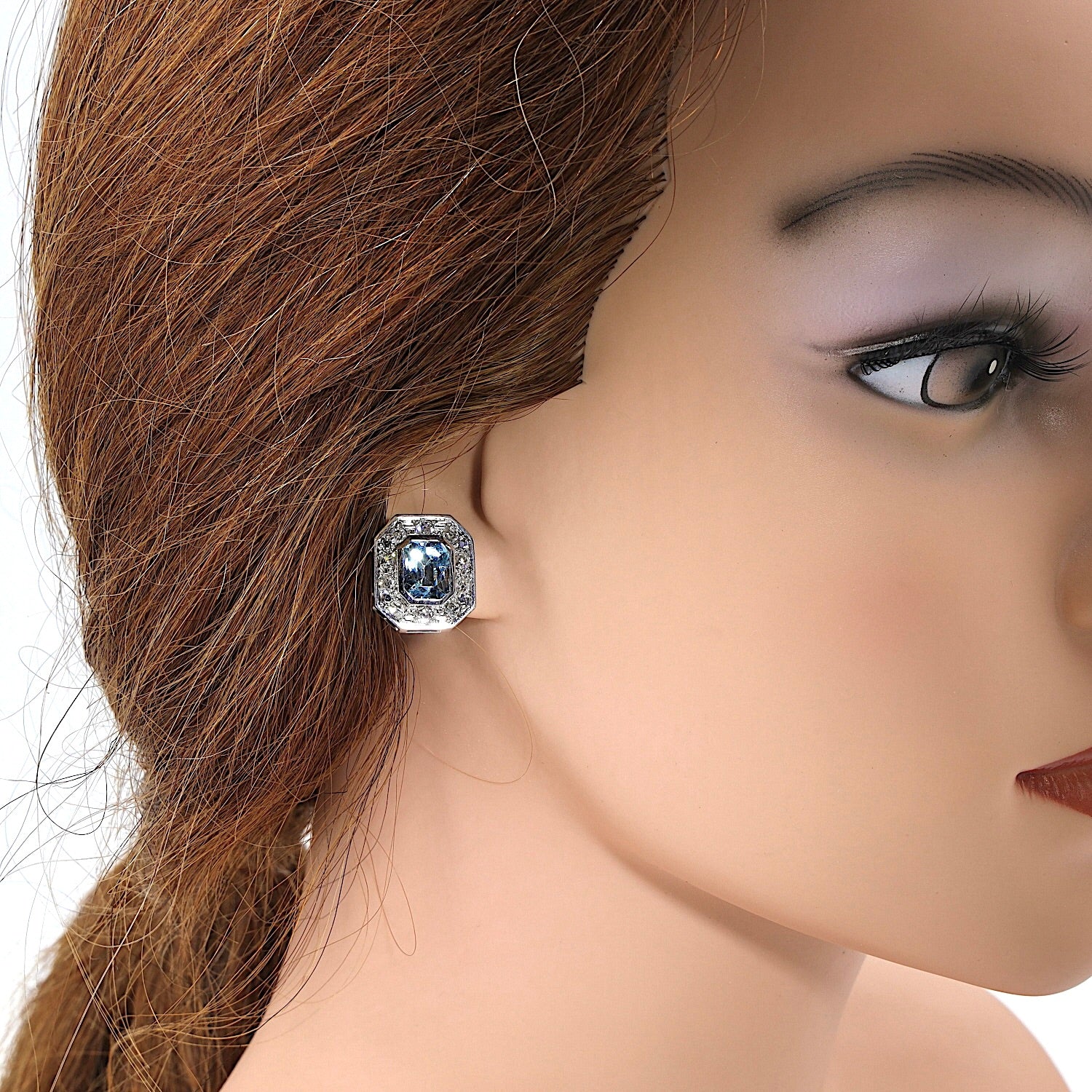 Stud earrings in 585 white gold with aquamarines and diamonds, individually on the ear