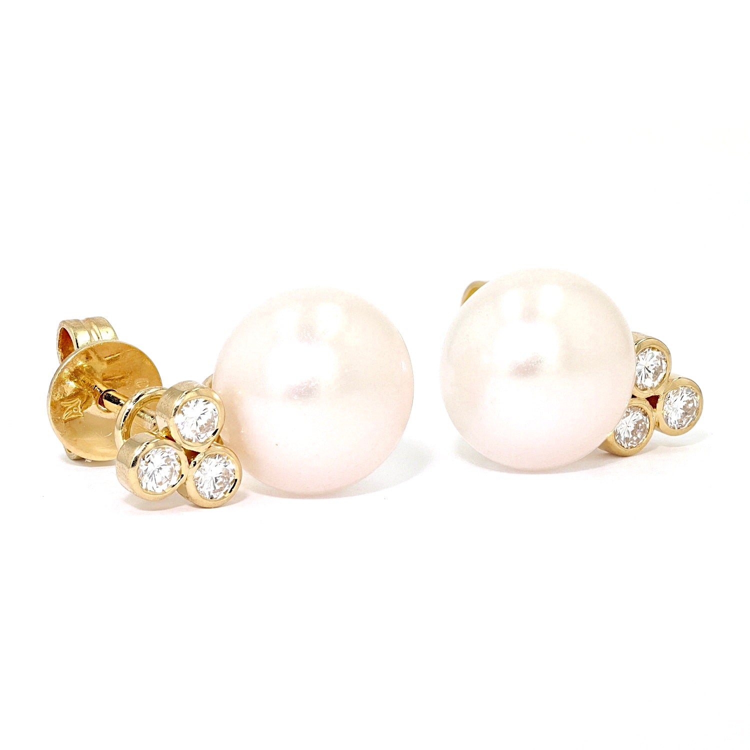 Stud earrings in 750 yellow gold with brilliants and cultured pearls in button shape, turned horizontally to the right