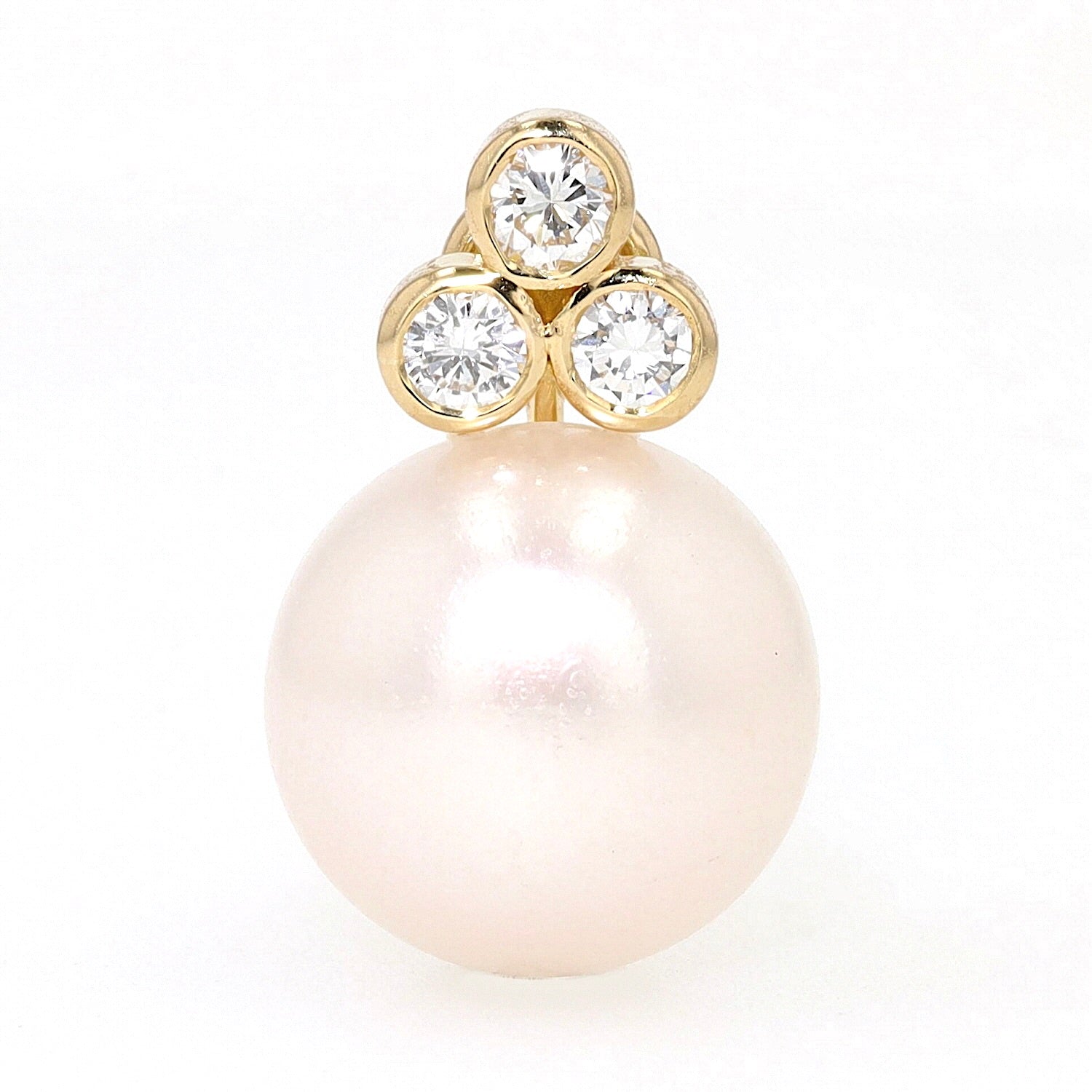 Stud earrings in 750 yellow gold with brilliants and cultured pearls in button shape, single standing frontal