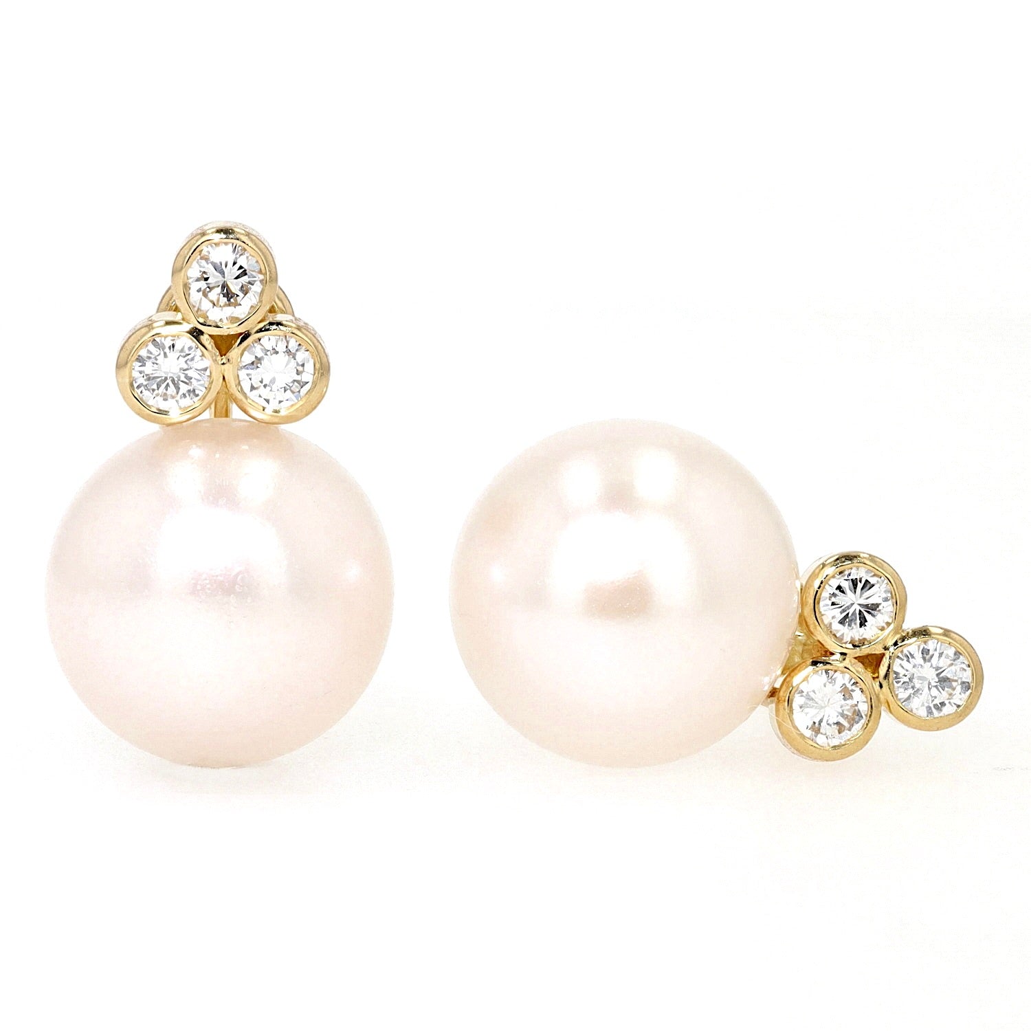 Stud earrings in 750 yellow gold with brilliants and cultured pearls in button shape, standing and lying frontally