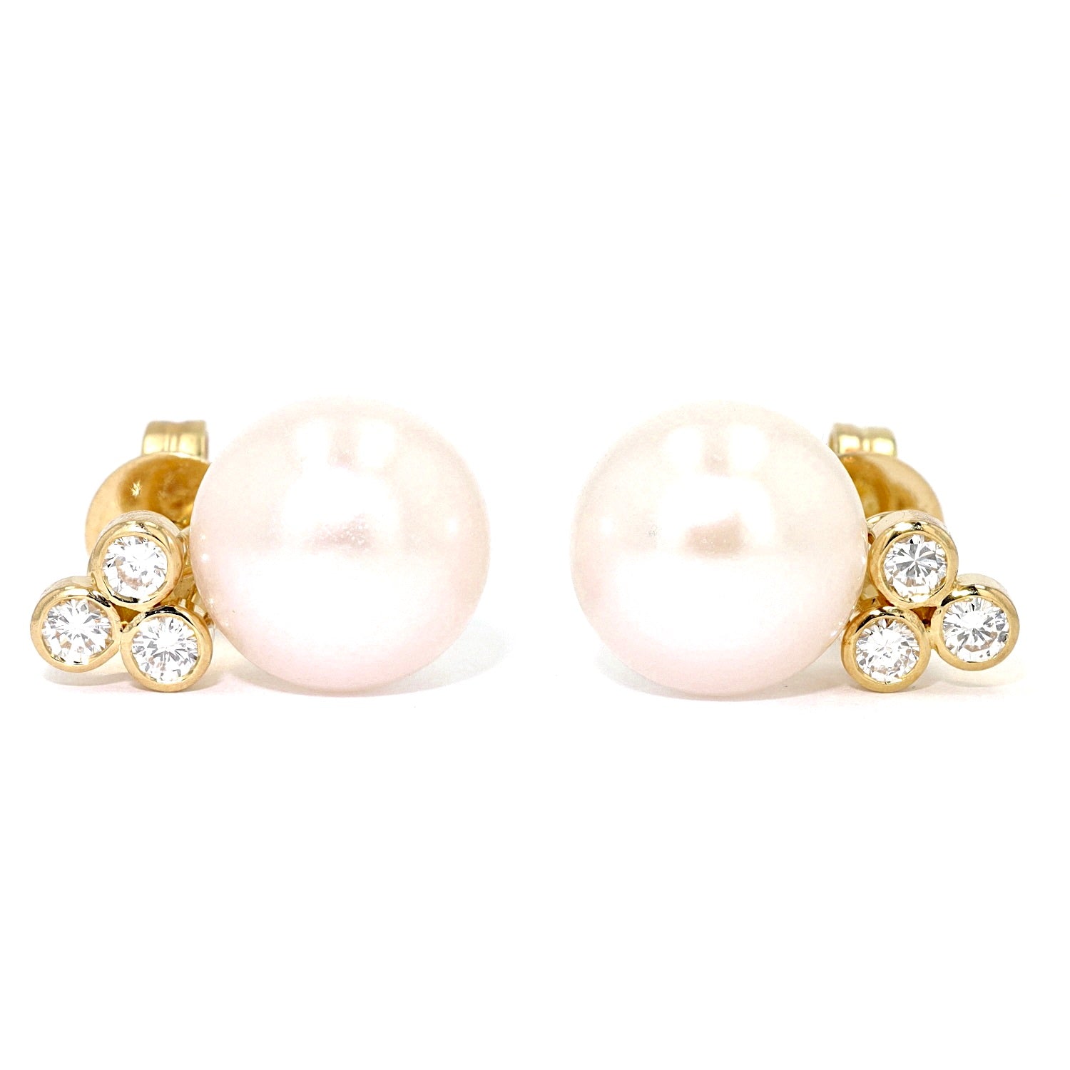 Stud earrings in 750 yellow gold with brilliants and cultured pearls in button shape, lying frontally