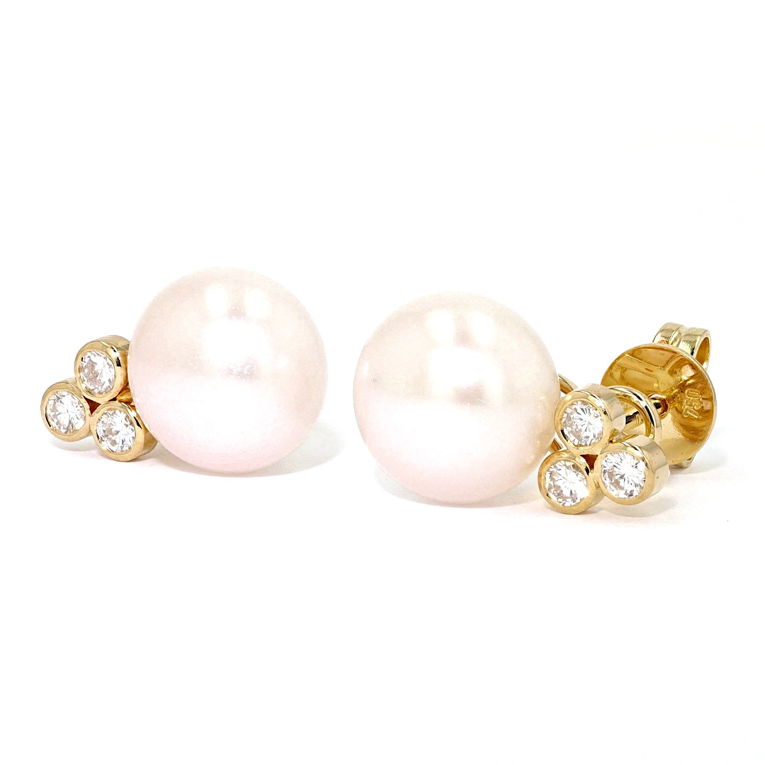 Stud earrings in 750 yellow gold with brilliants and cultured pearls in button shape, turned horizontally to the left