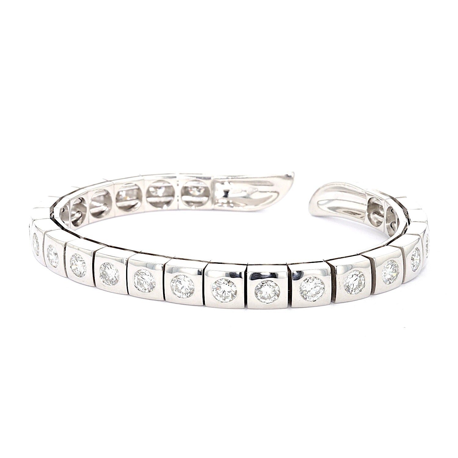 Bangle in 750 white gold with a total of approx. 4.5 ct brilliants, turned horizontally to the left