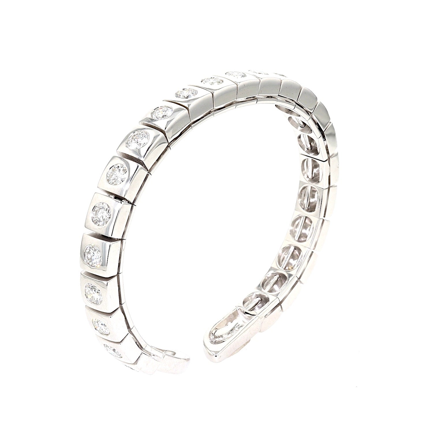 Bangle in 750 white gold with a total of approx. 4.5 ct brilliants, standing