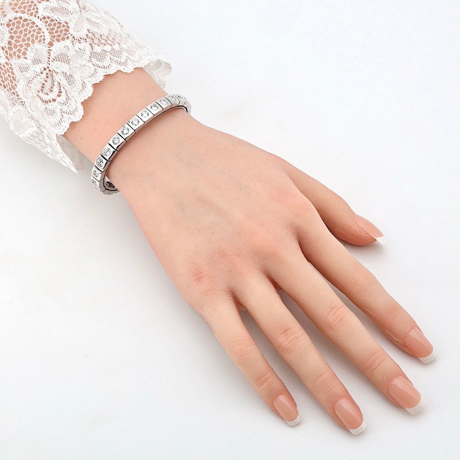 Bangle in 750 white gold with a total of approx. 4.5 ct brilliants, on the arm