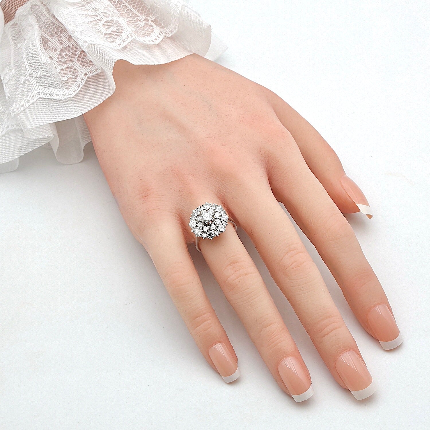 Ring in 750 white gold with a total of approx. 2.0 ct brilliants, on the hand