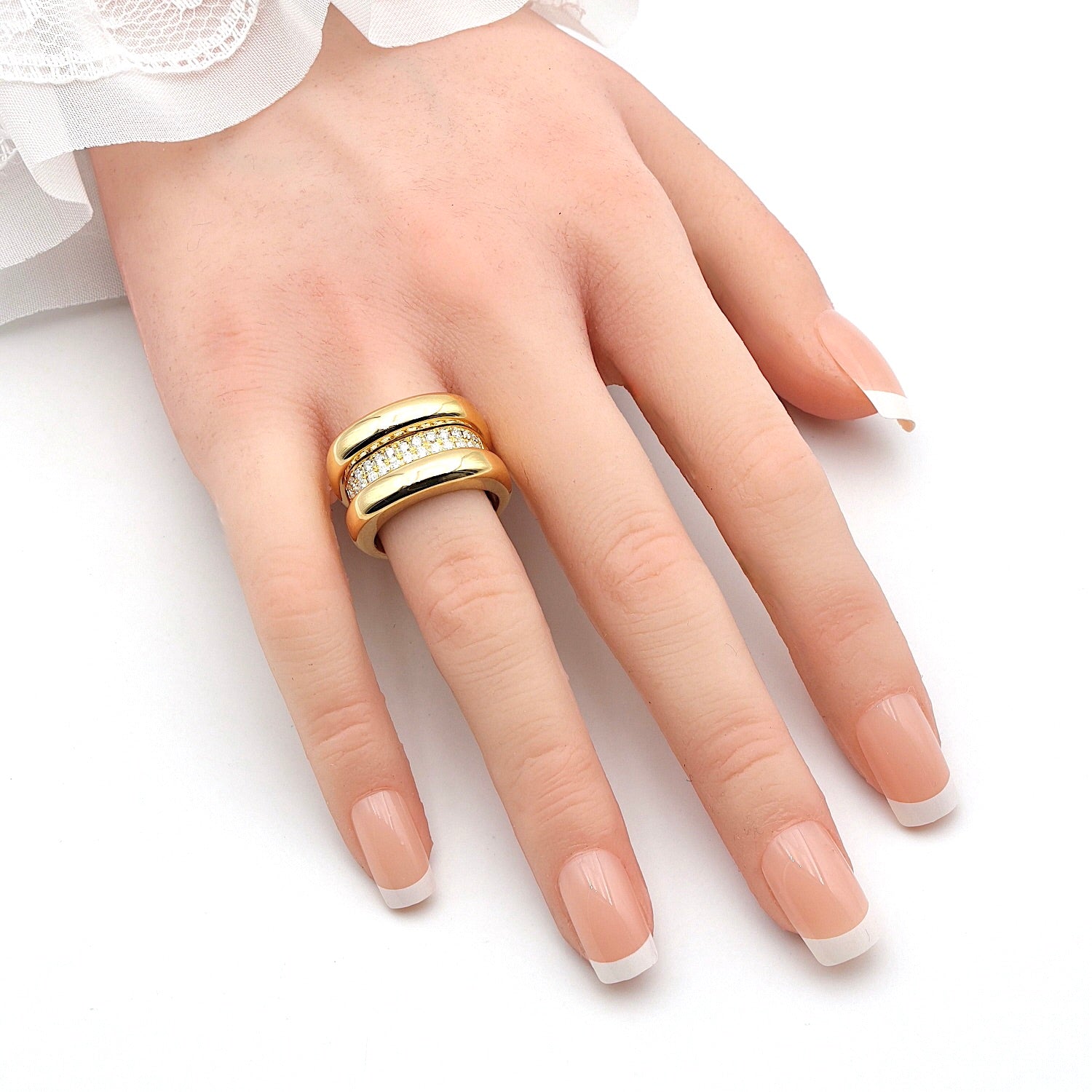 Ring in 750 yellow gold with a total of approx. 0.32 ct brilliants, on the hand