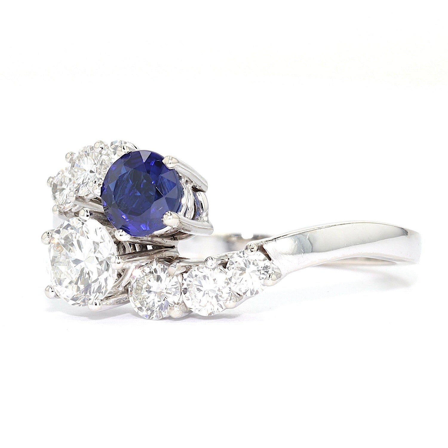 Toi et Moi ring in 750 white gold with brilliants and a sapphire, turned horizontally to the left