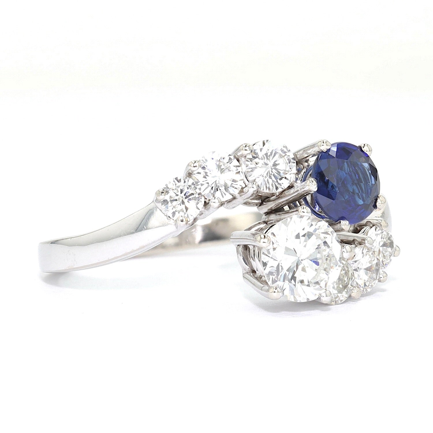 Toi et Moi ring in 750 white gold with brilliants and a sapphire, turned horizontally to the right