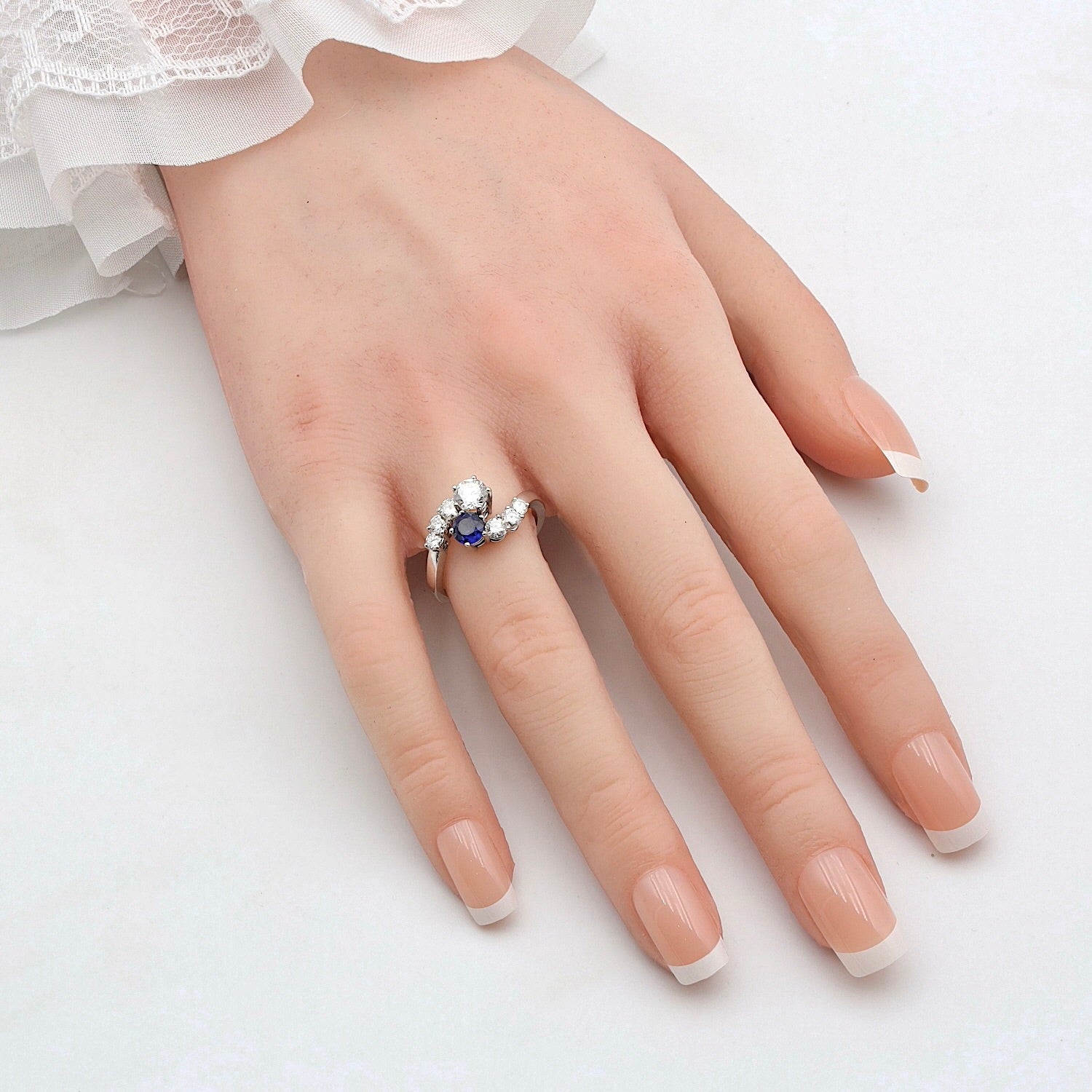 Toi et Moi ring in 750 white gold with brilliants and a sapphire, on the hand