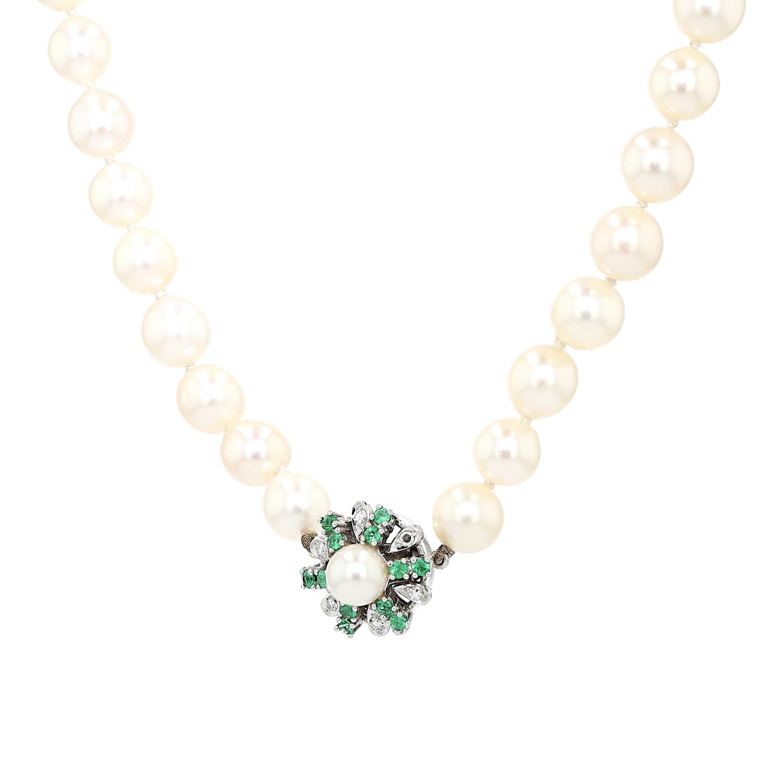 Akoya cultured pearl necklace with a 585 white gold clasp with diamonds and emeralds, hanging left twisted