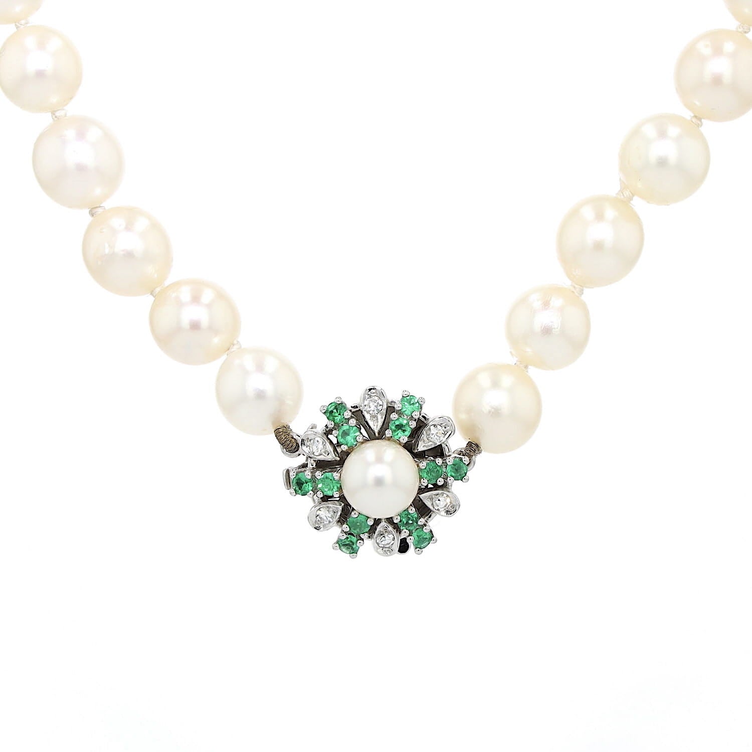 Akoya cultured pearl necklace with a 585 white gold clasp with diamonds and emeralds, hanging frontally