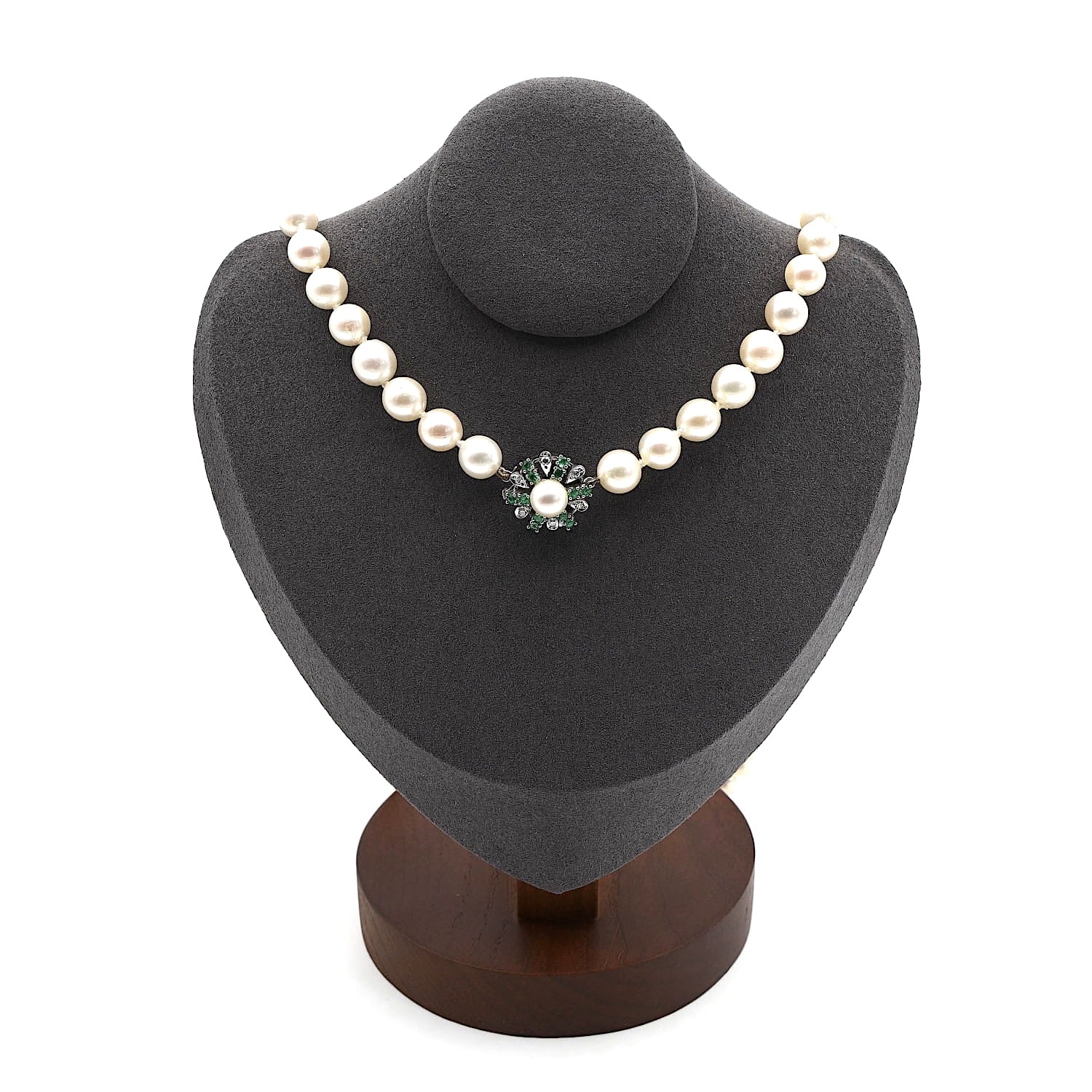 Akoya cultured pearl necklace with a 585 white gold clasp with diamonds and emeralds, at the bust