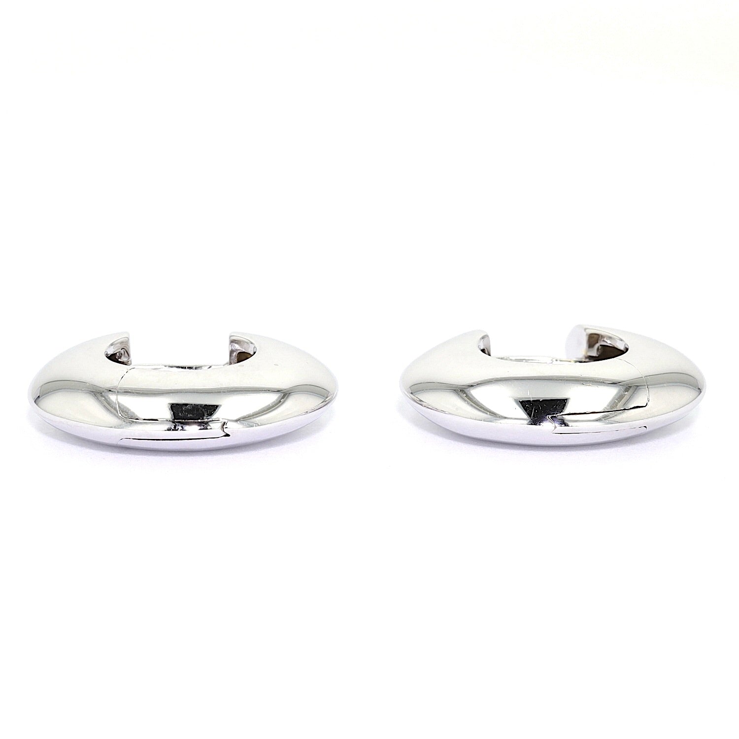 1 pair of hoop earrings in 585 white gold, lying frontal