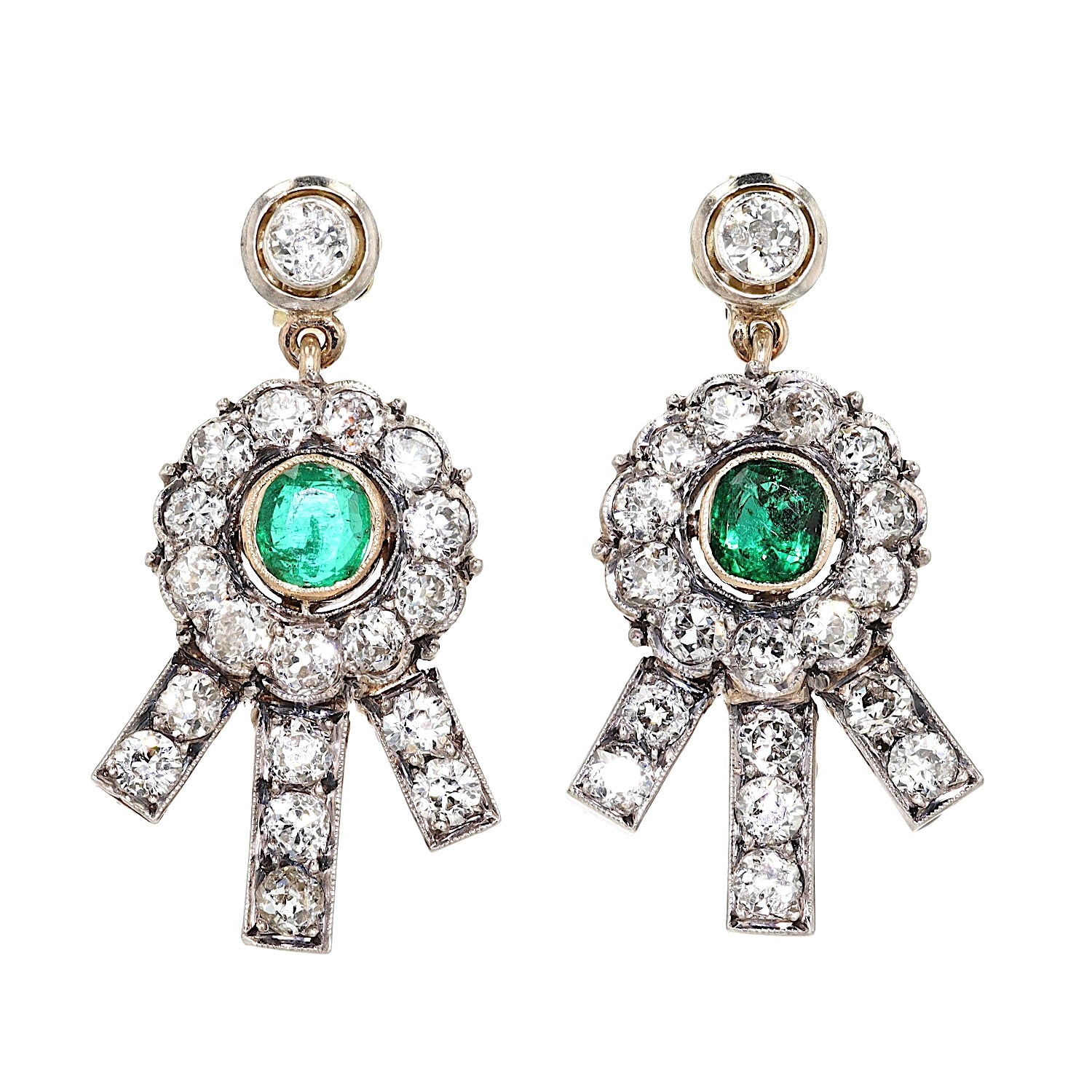 Pair of earrings from around 1900 in 9 ct yellow gold and silver with diamonds and emeralds, hanging frontally