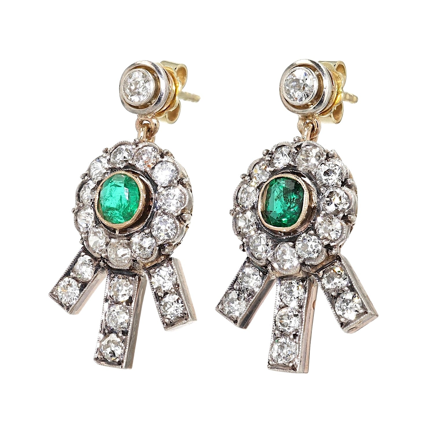 Pair of earrings circa 1900 in 9 ct yellow gold and silver with diamonds and emeralds, hanging left turned