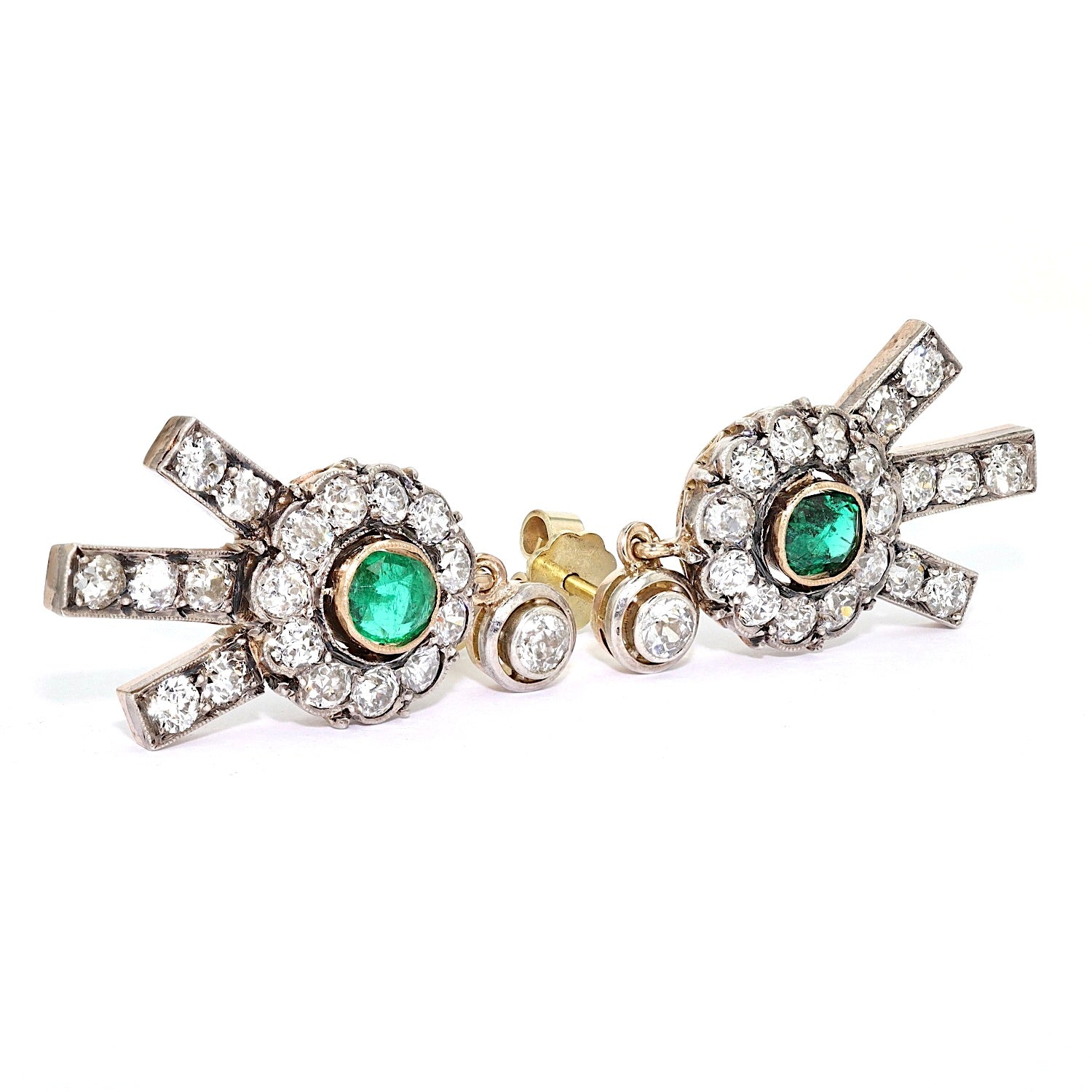 Pair of earrings from around 1900 in 9 ct yellow gold and silver with diamonds and emeralds, turned horizontally to the right