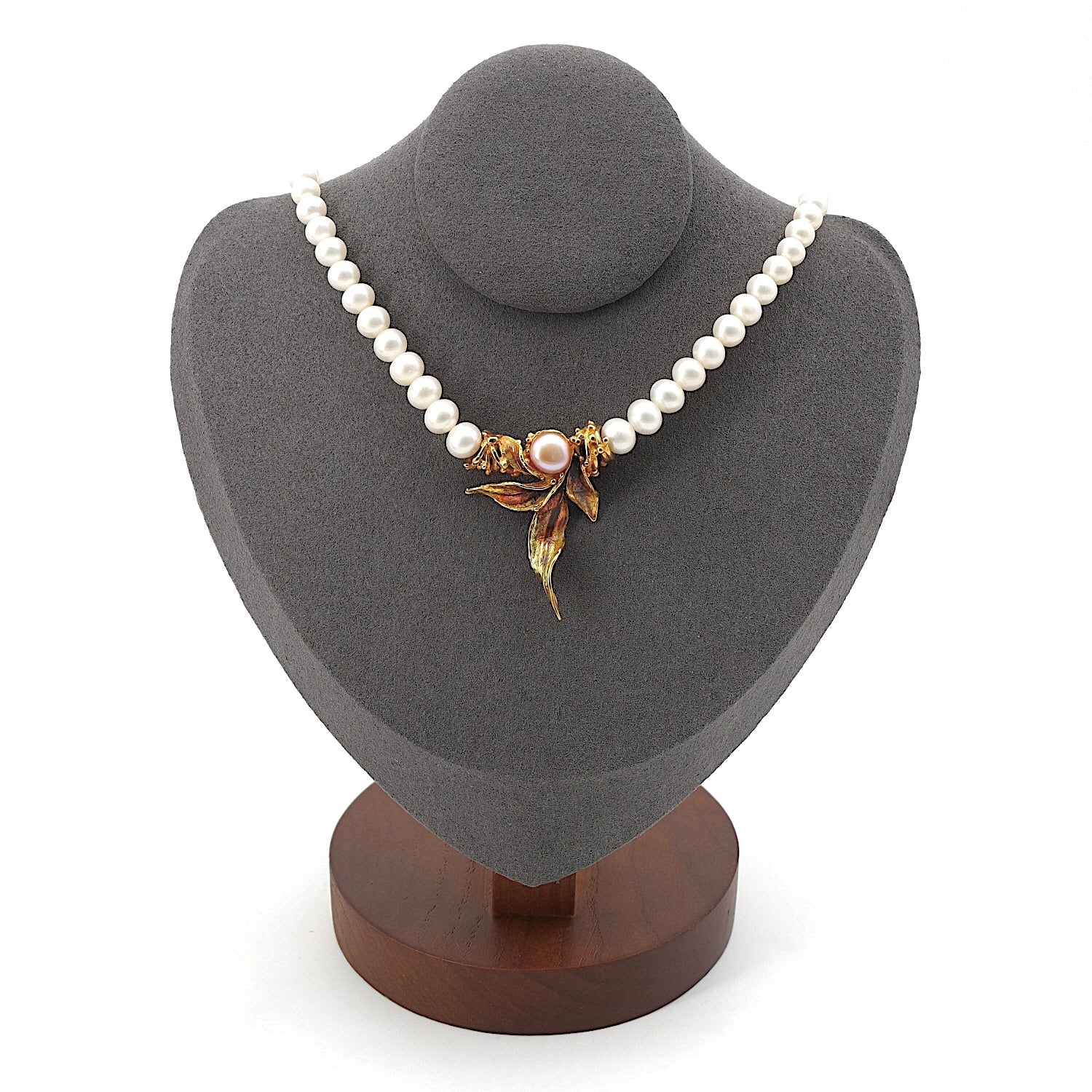 Ehinger Schwarz cultured pearl necklace with 750 gold and enamel, on the bust