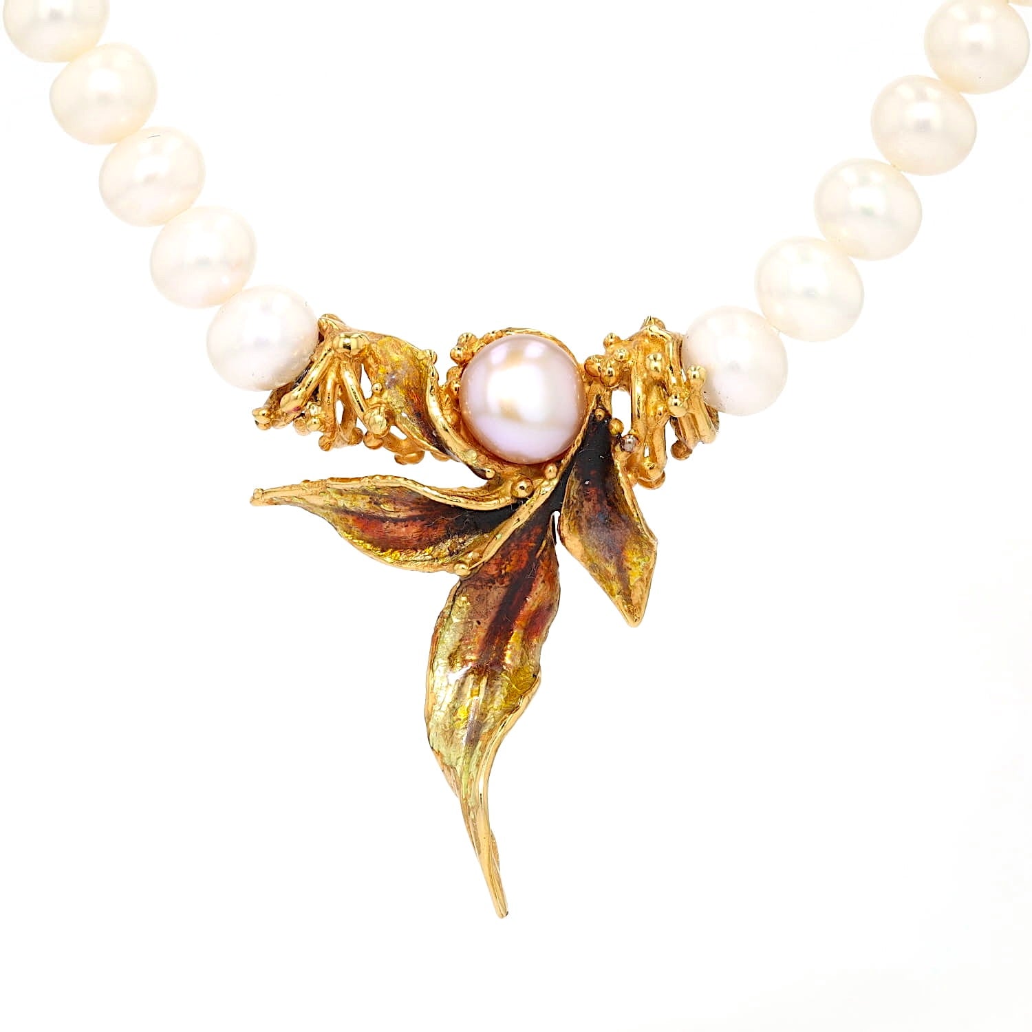 Ehinger Schwarz cultured pearl necklace with 750 gold and enamel, close-up of center section