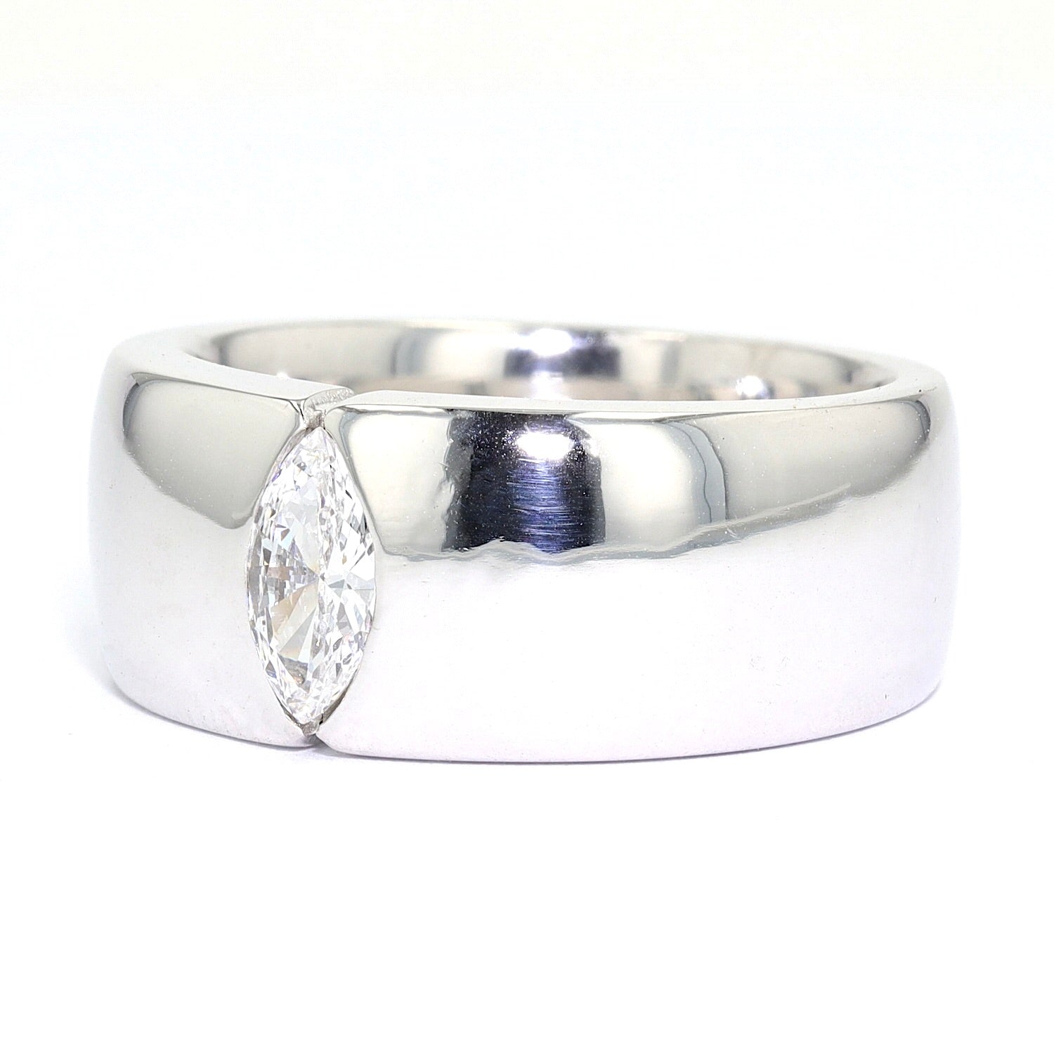 Ring in 750 white gold with a navette-cut diamond, turned horizontally to the left