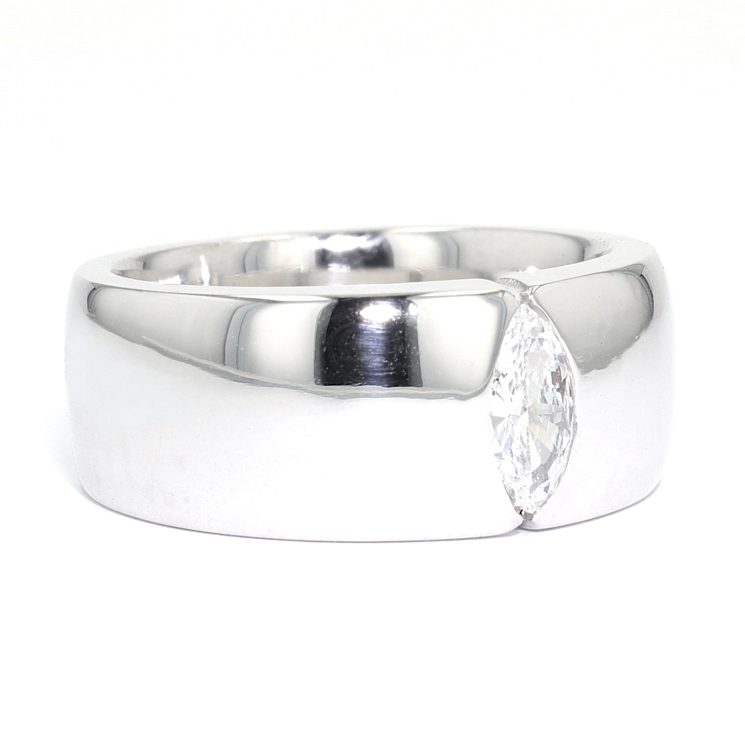 Ring in 750 white gold with a navette-cut diamond, turned horizontally to the right