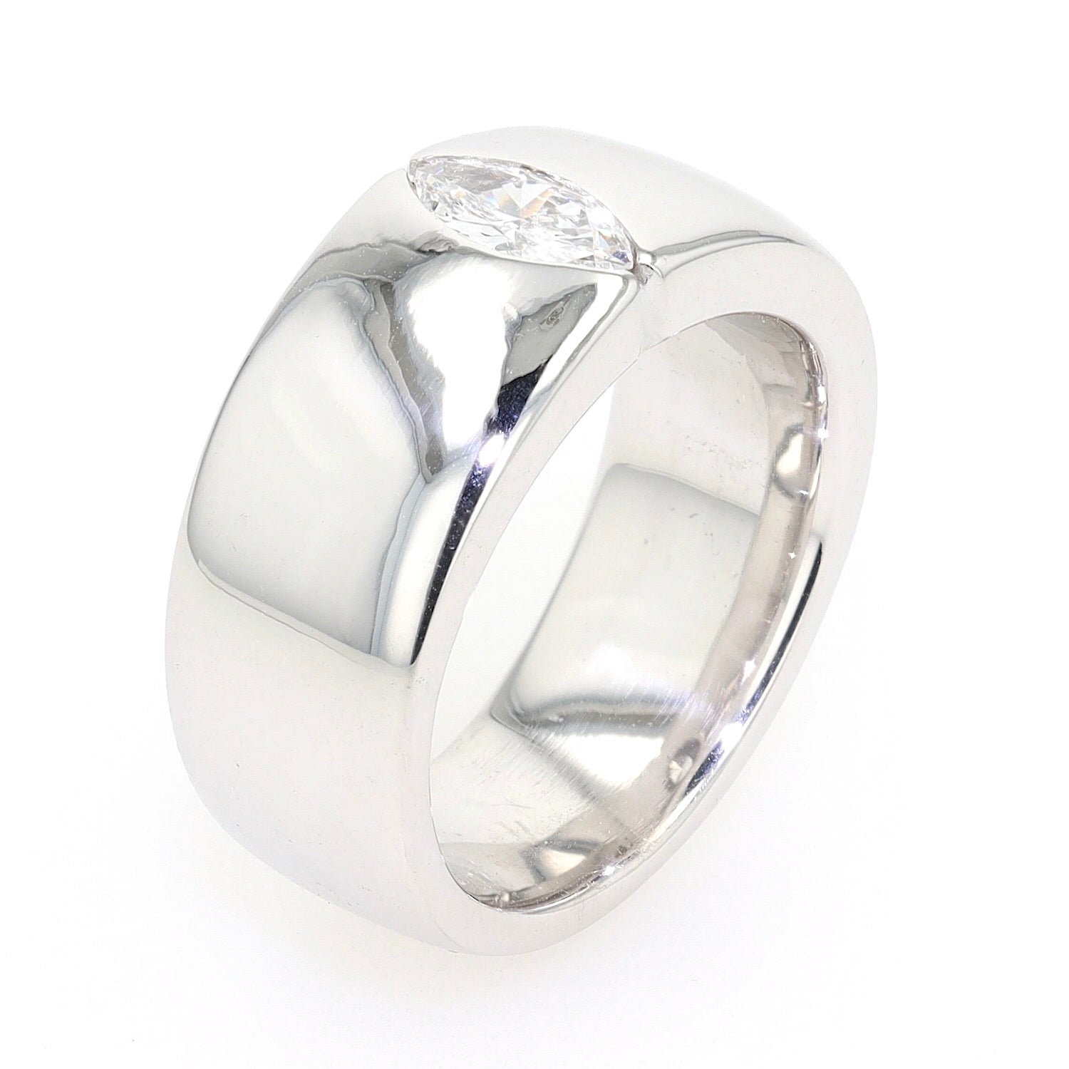 Ring in 750 white gold with one navette-cut diamond, standing