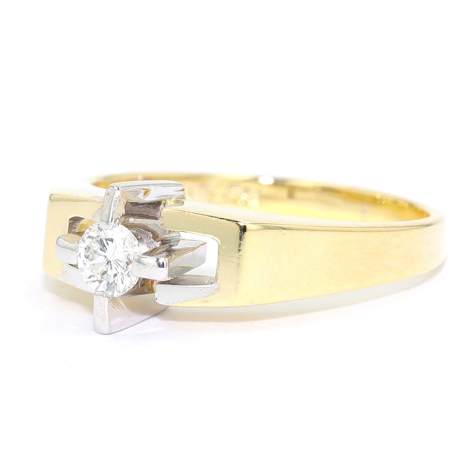 Ring in 585 gold bicolor with a brilliants approx. 0.15 ct, turned horizontally to the left