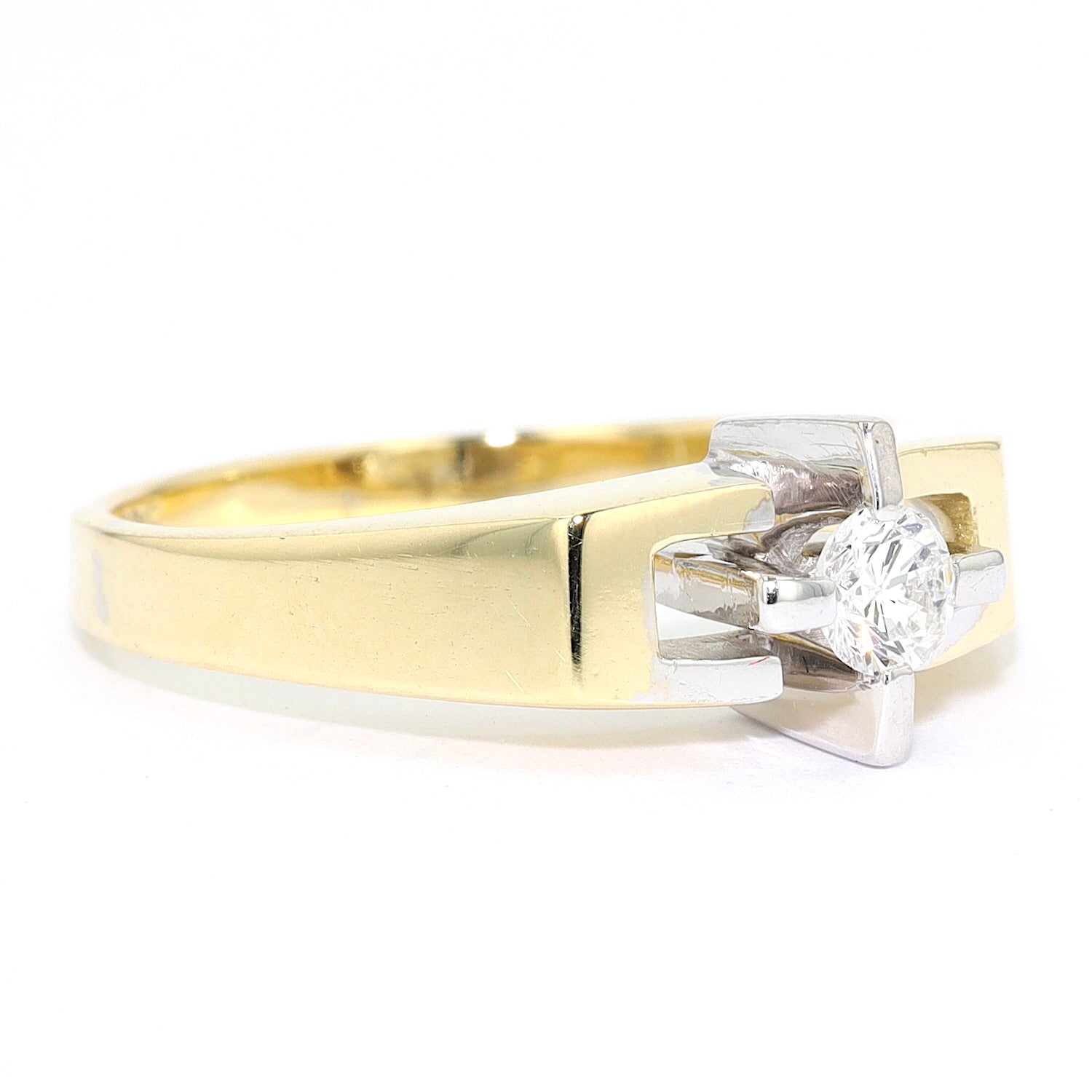 Ring in 585 gold bicolor with a brilliants approx. 0.15 ct, turned horizontally to the right