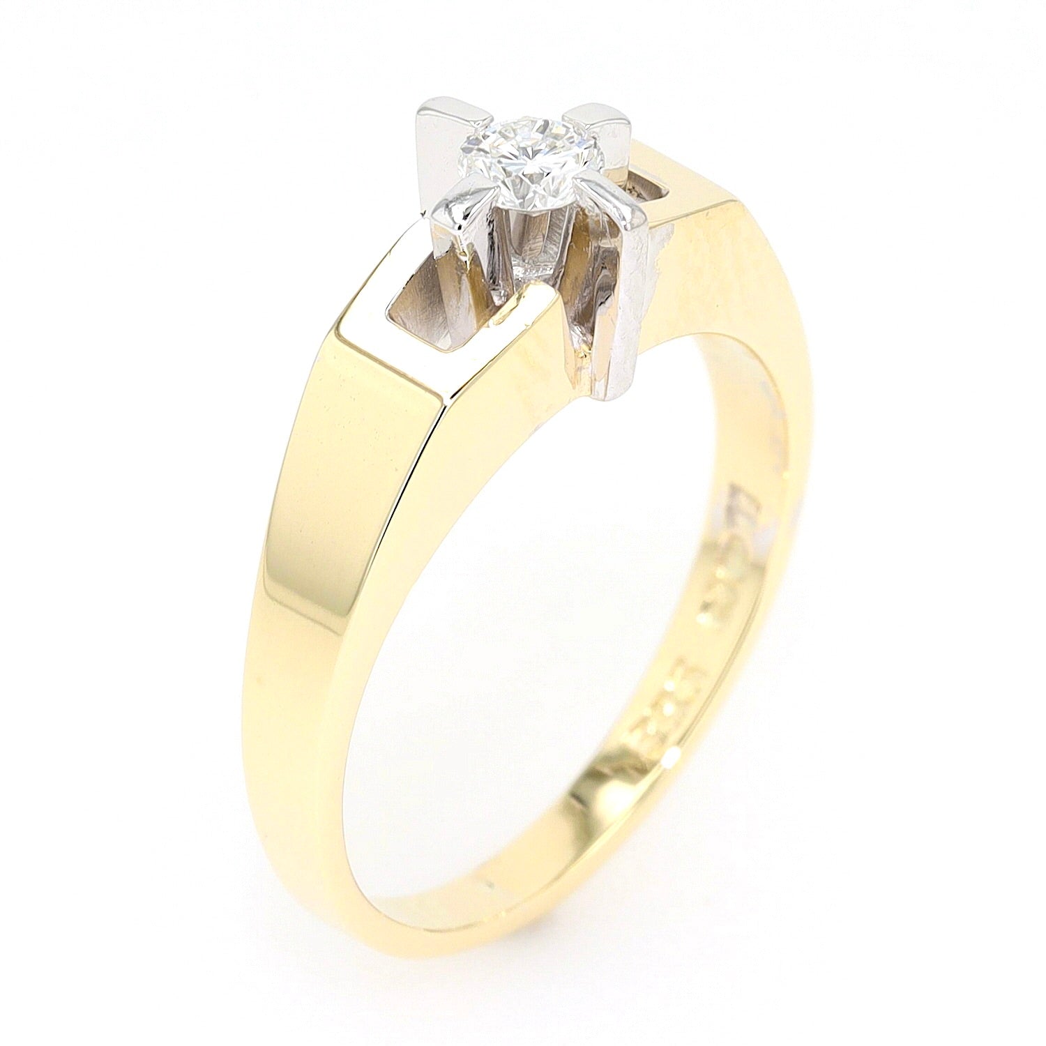 Ring in 585 gold bicolor with one brilliants approx. 0.15 ct, standing