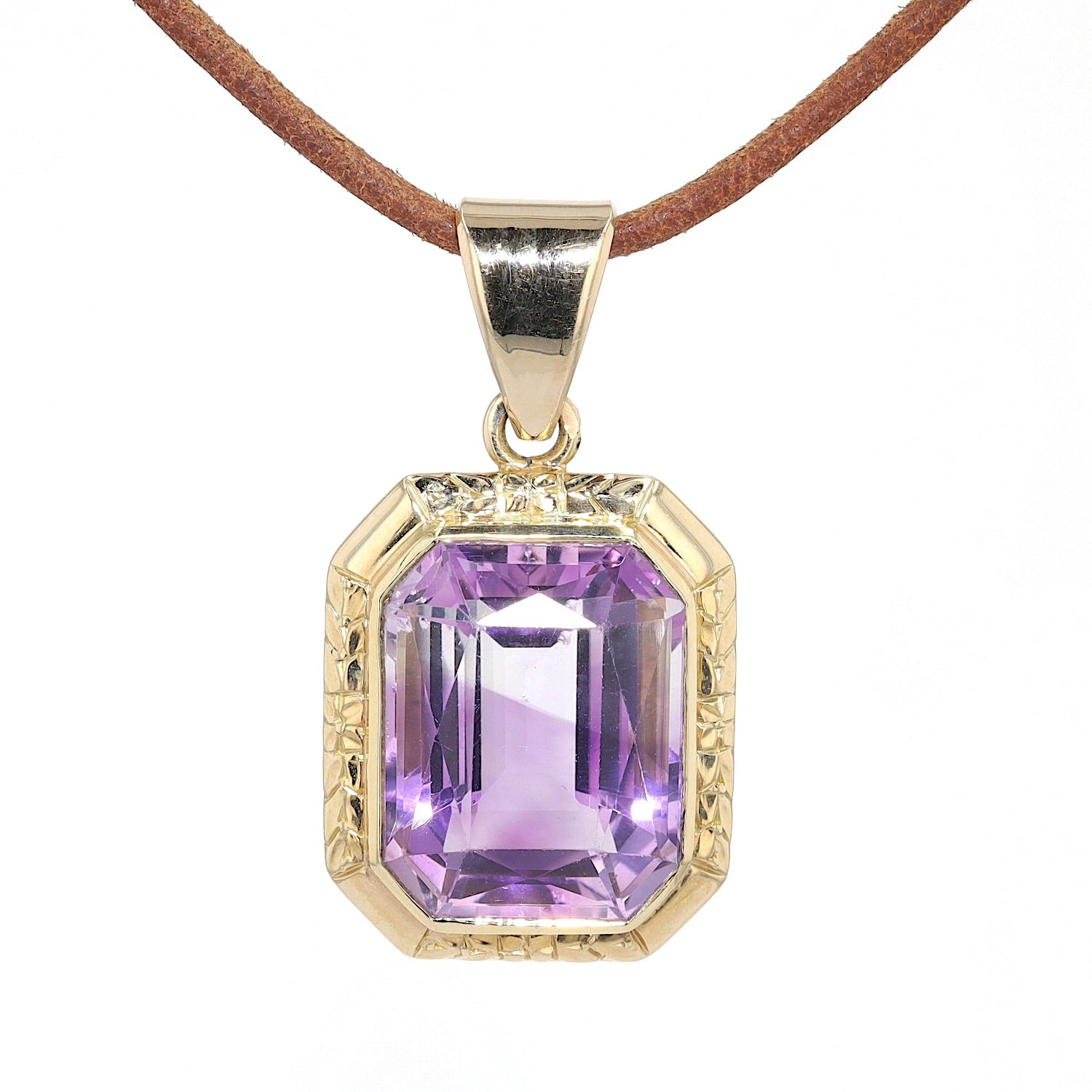 Vintage pendant in 585 yellow gold with an amethyst, hanging frontally