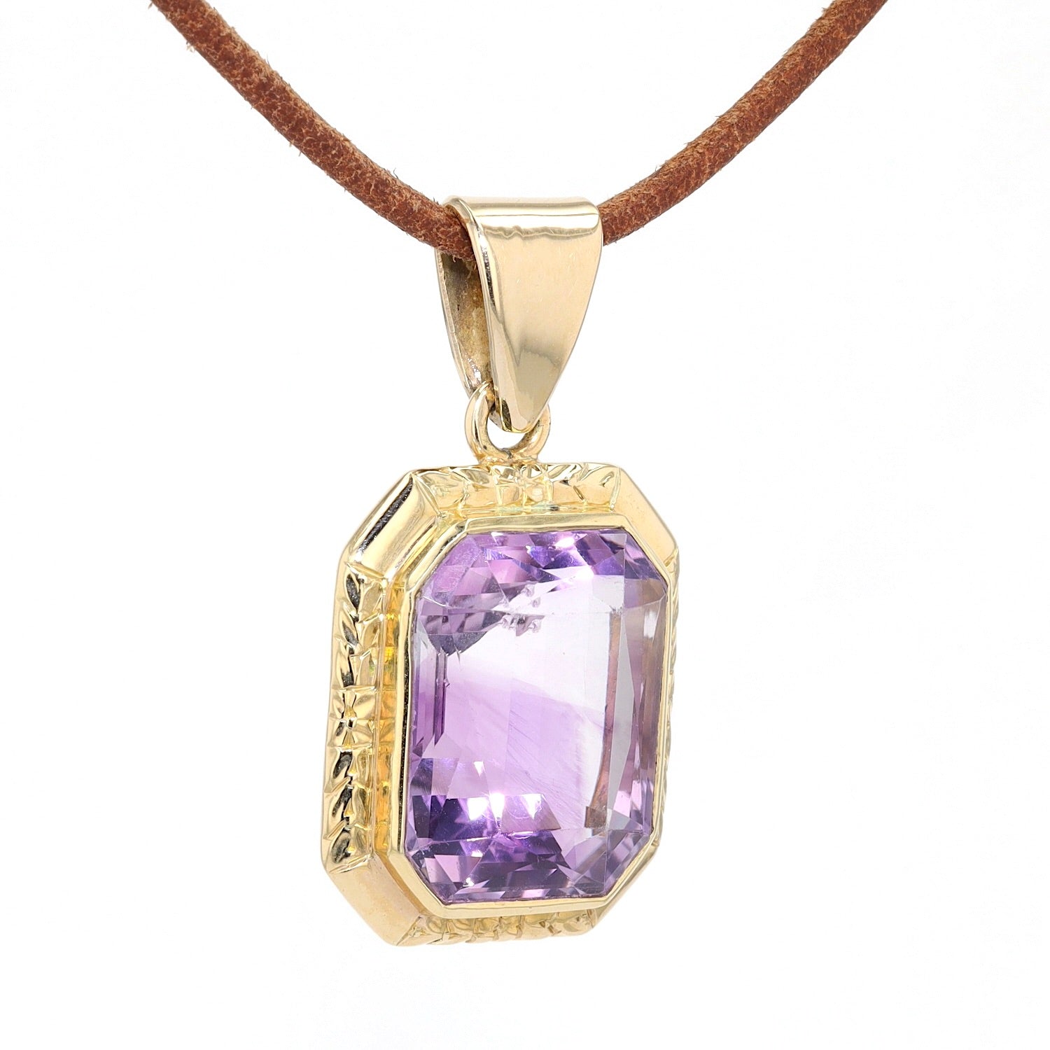 Vintage pendant in 585 yellow gold with an amethyst, hanging turned to the right