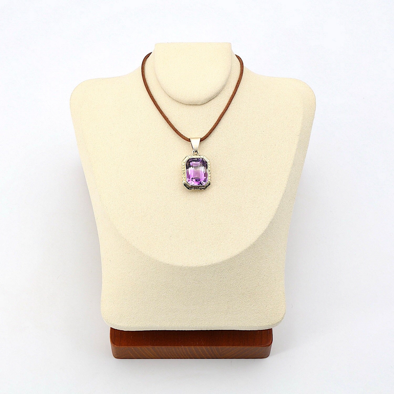 Vintage pendant in 585 yellow gold with an amethyst, on the bust