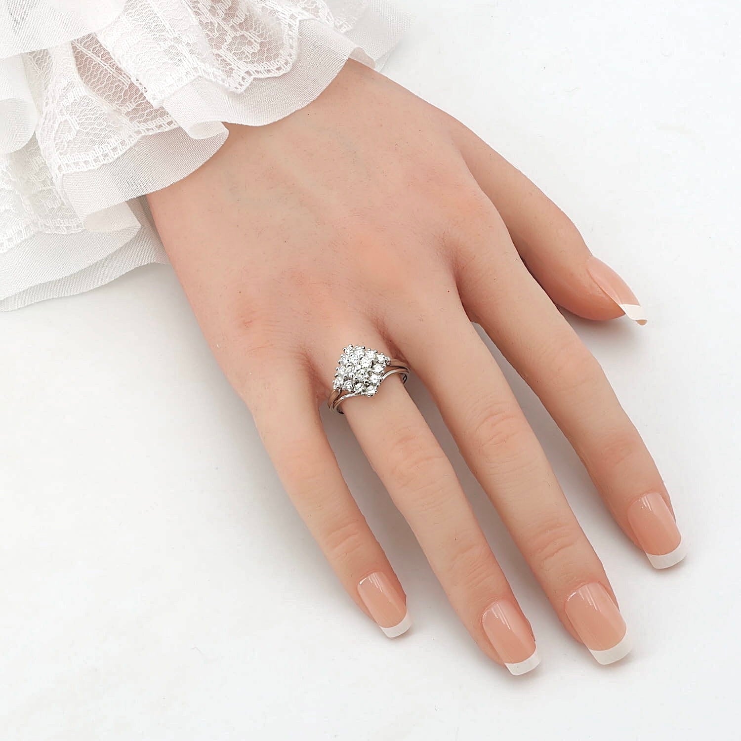 Vintage ring in 750 white gold with brilliants, on the hand