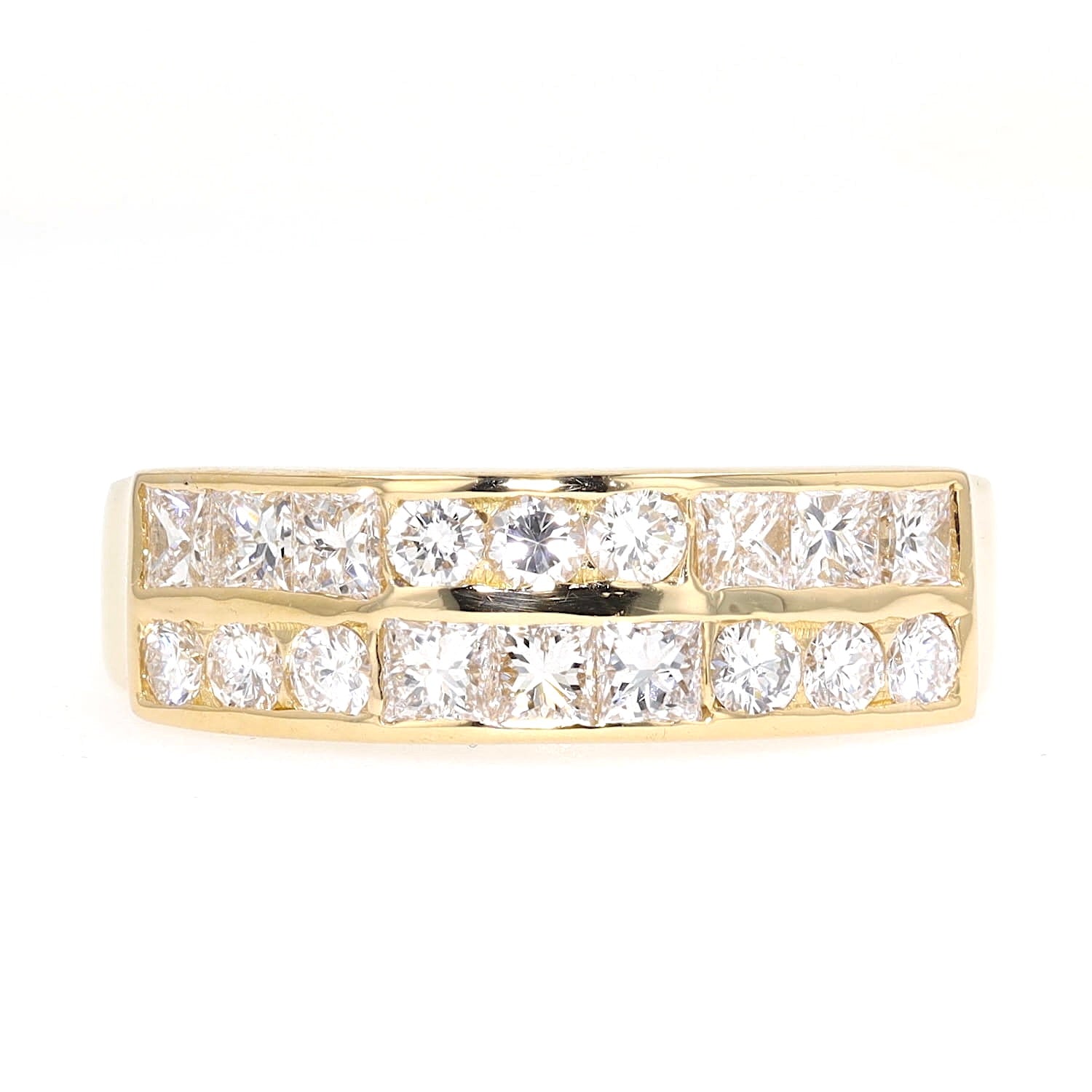 Ring in 750 yellow gold with brilliants and diamonds, lying frontally