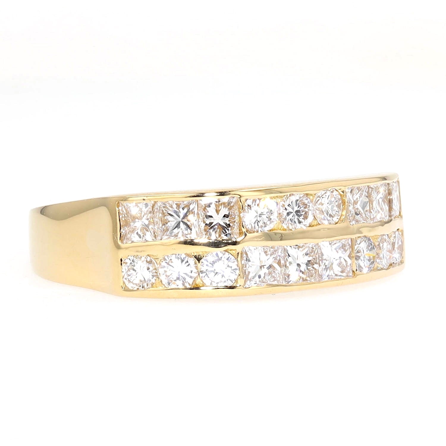 Ring in 750 yellow gold with brilliants and diamonds, turned horizontally to the right