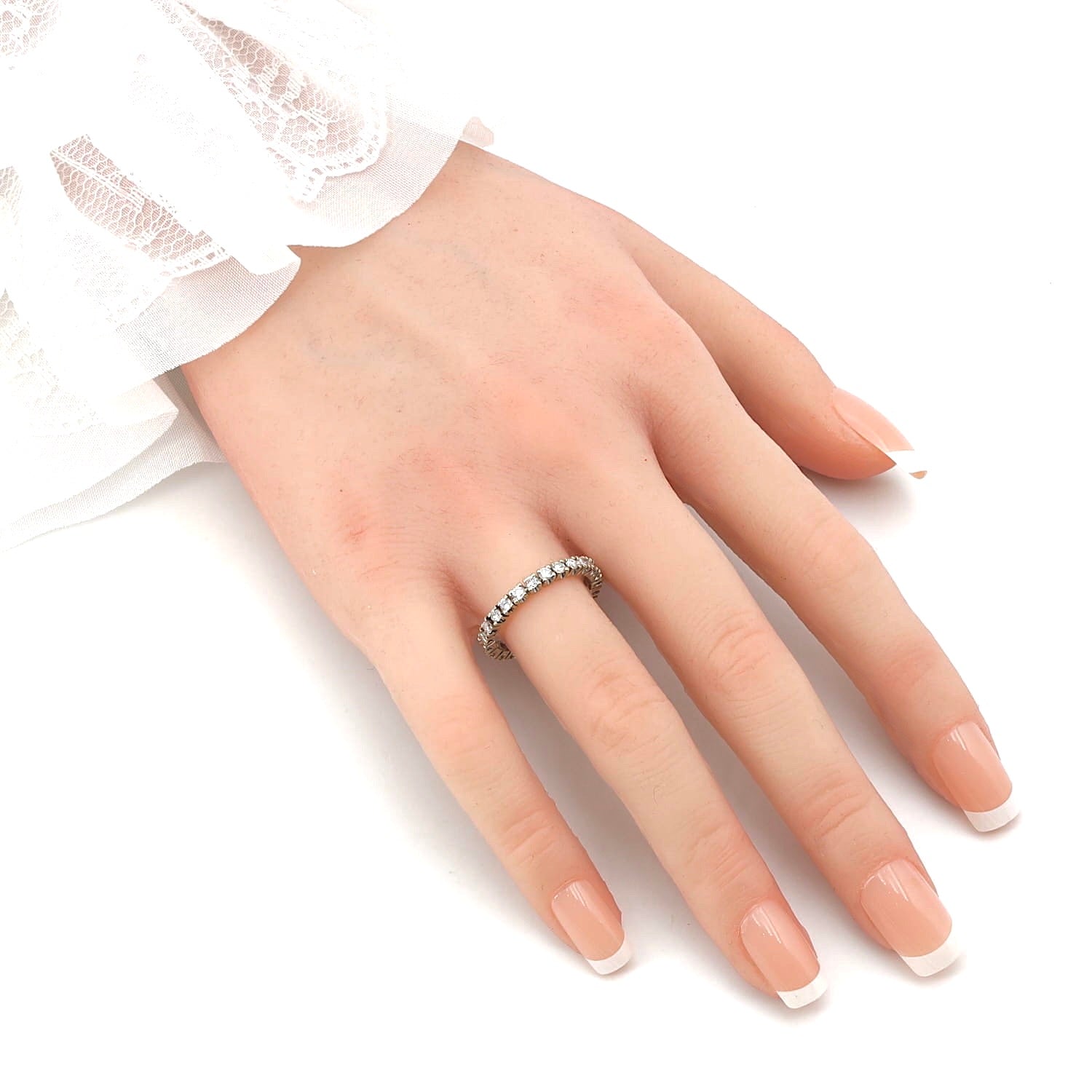 Eternity ring in 585 gold with brilliants, on the hand