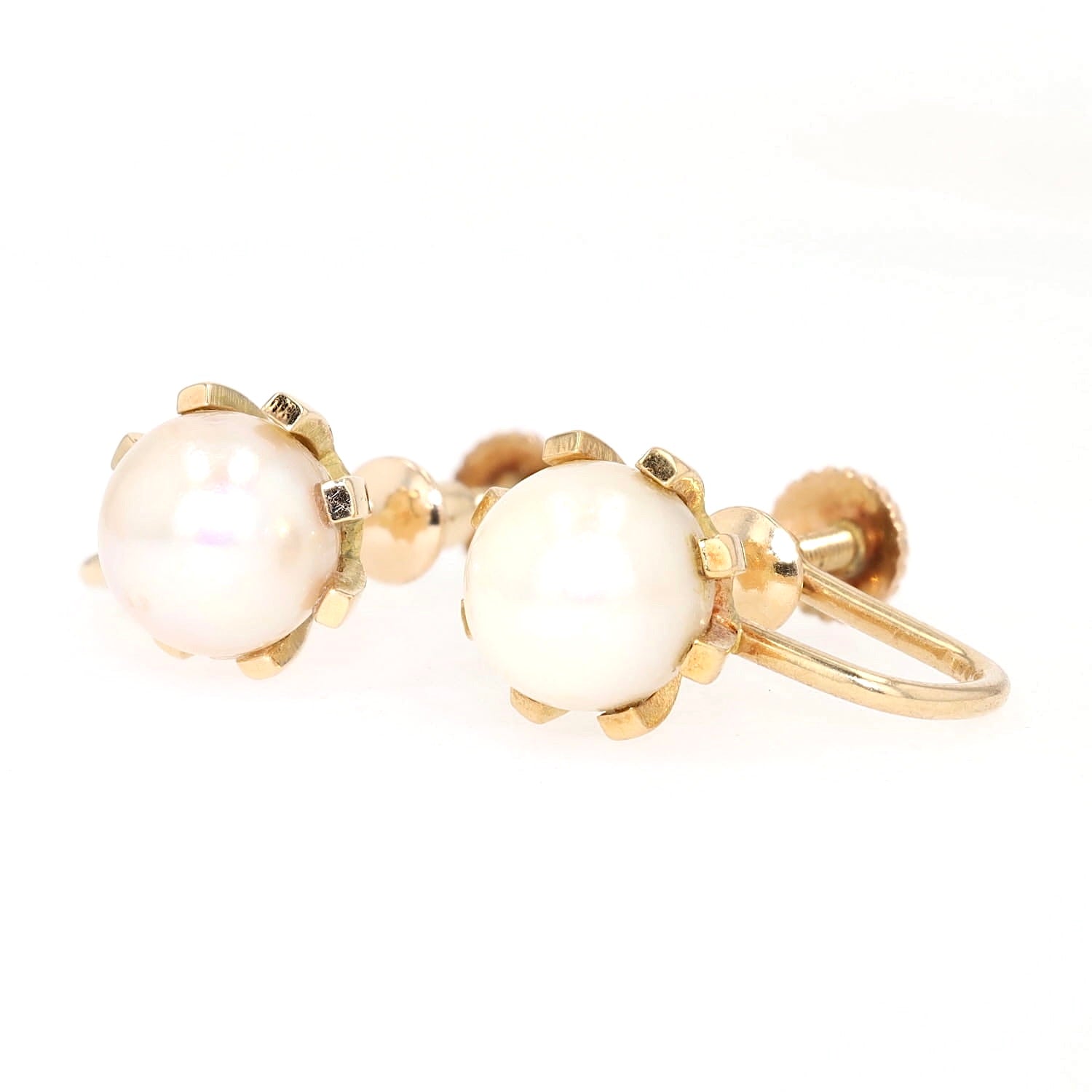 Vintage earrings with ear screws in 585/750 yellow gold, each with a cultured pearl, turned horizontally to the left