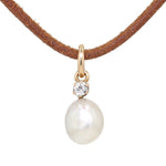 Small vintage pendant in 585 red and yellow gold with a gray cultured pearl and a diamond, hanging frontally