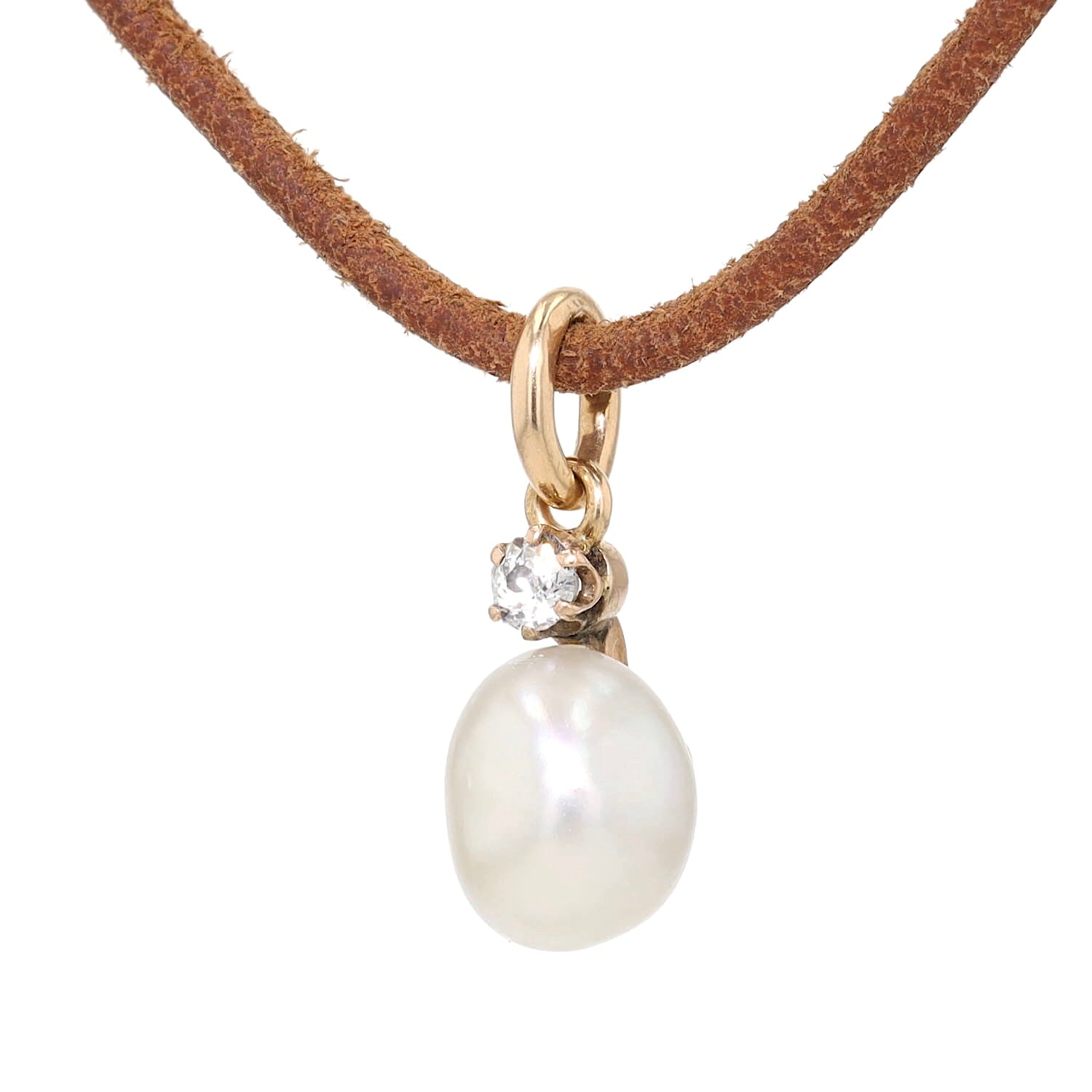 Small vintage pendant in 585 red and yellow gold with a gray cultured pearl and a diamond, hanging turned to the left