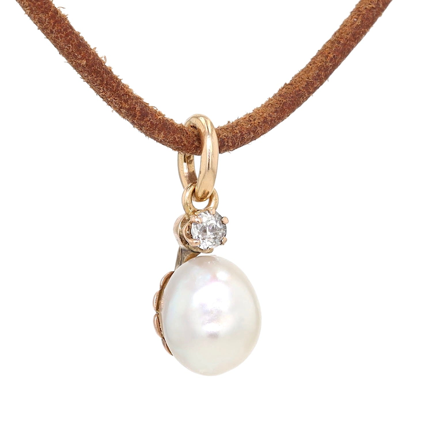 Small vintage pendant in 585 red and yellow gold with a gray cultured pearl and a diamond, hanging turned to the right