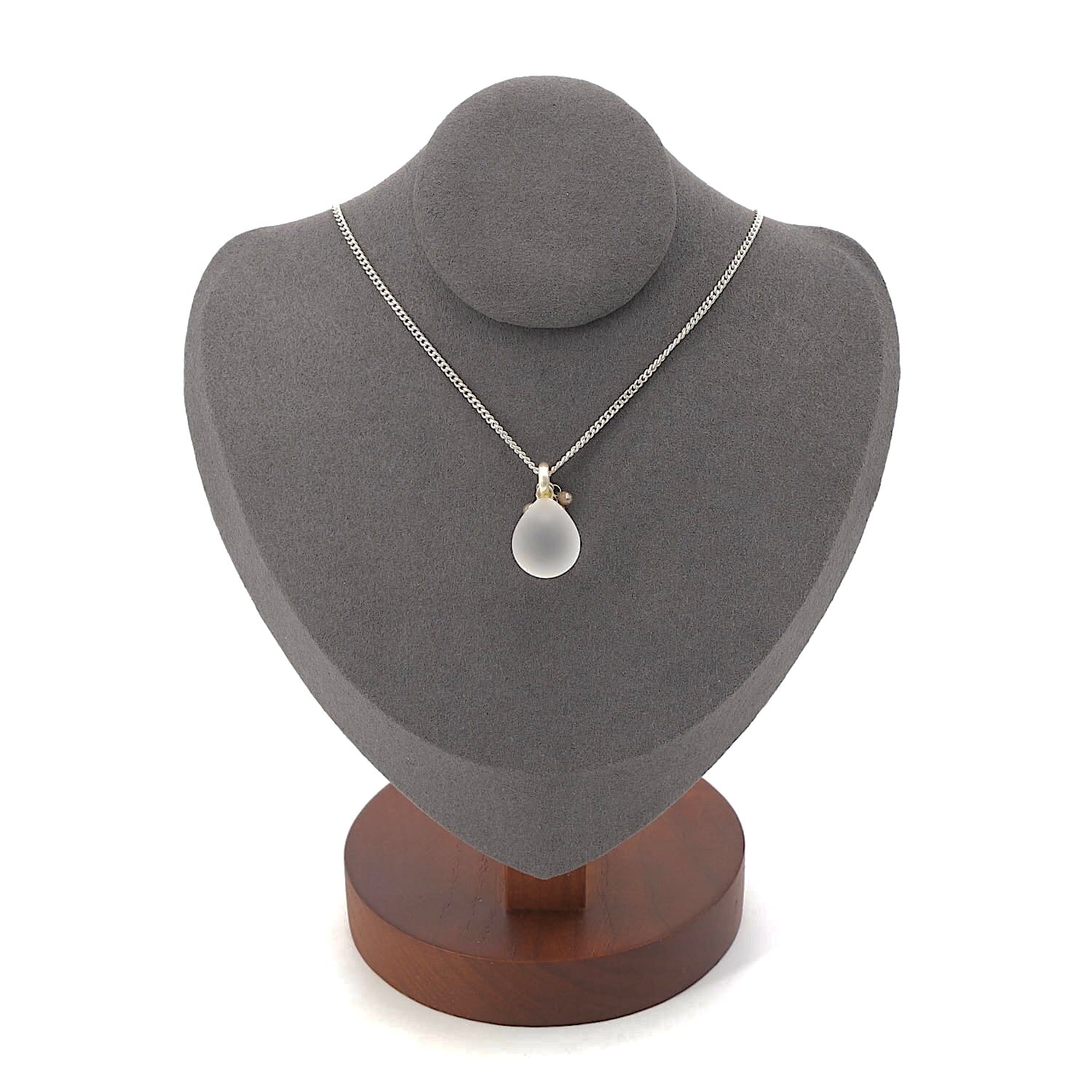 Necklace with pendant in 835 silver with a frosted rock crystal in the shape of a drop and small diamonds, on the bust