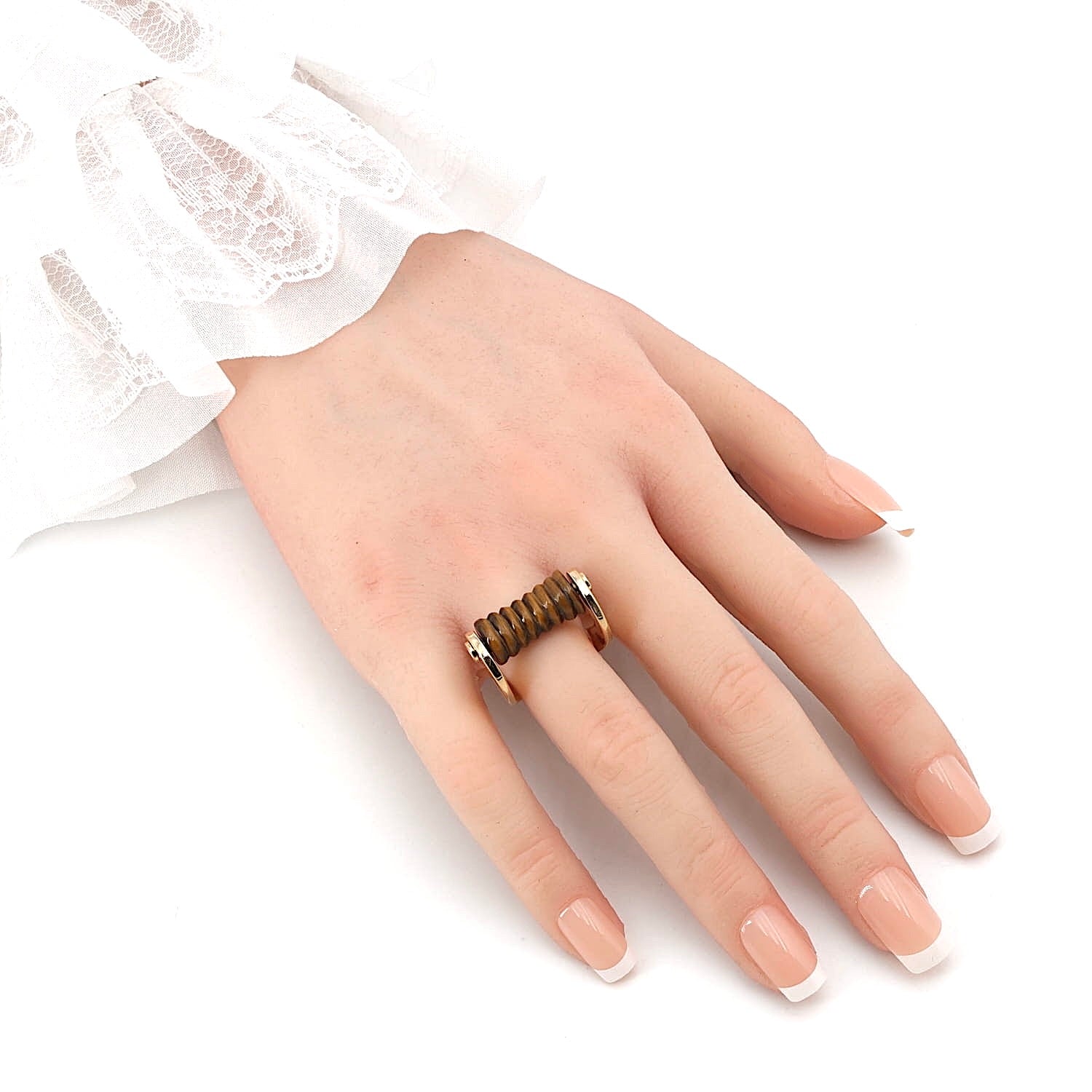 Vintage ring in 750 yellow gold with a tiger's eye engraving, on the hand