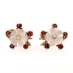 Vintage clip earrings in 333 yellow gold with rock crystal engravings and garnet, lying frontally