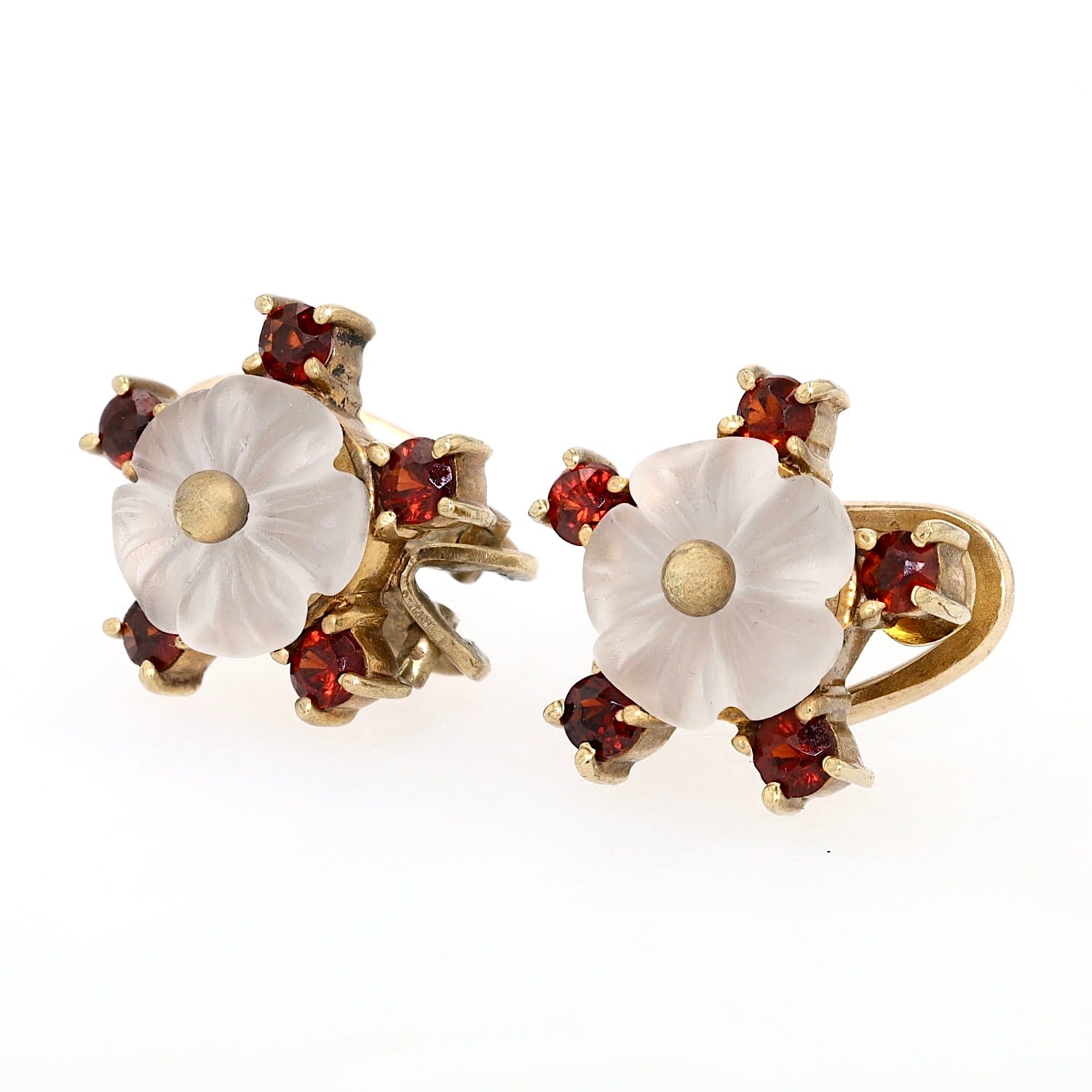 Vintage clip earrings in 333 yellow gold with rock crystal engravings and garnet, turned horizontally to the left