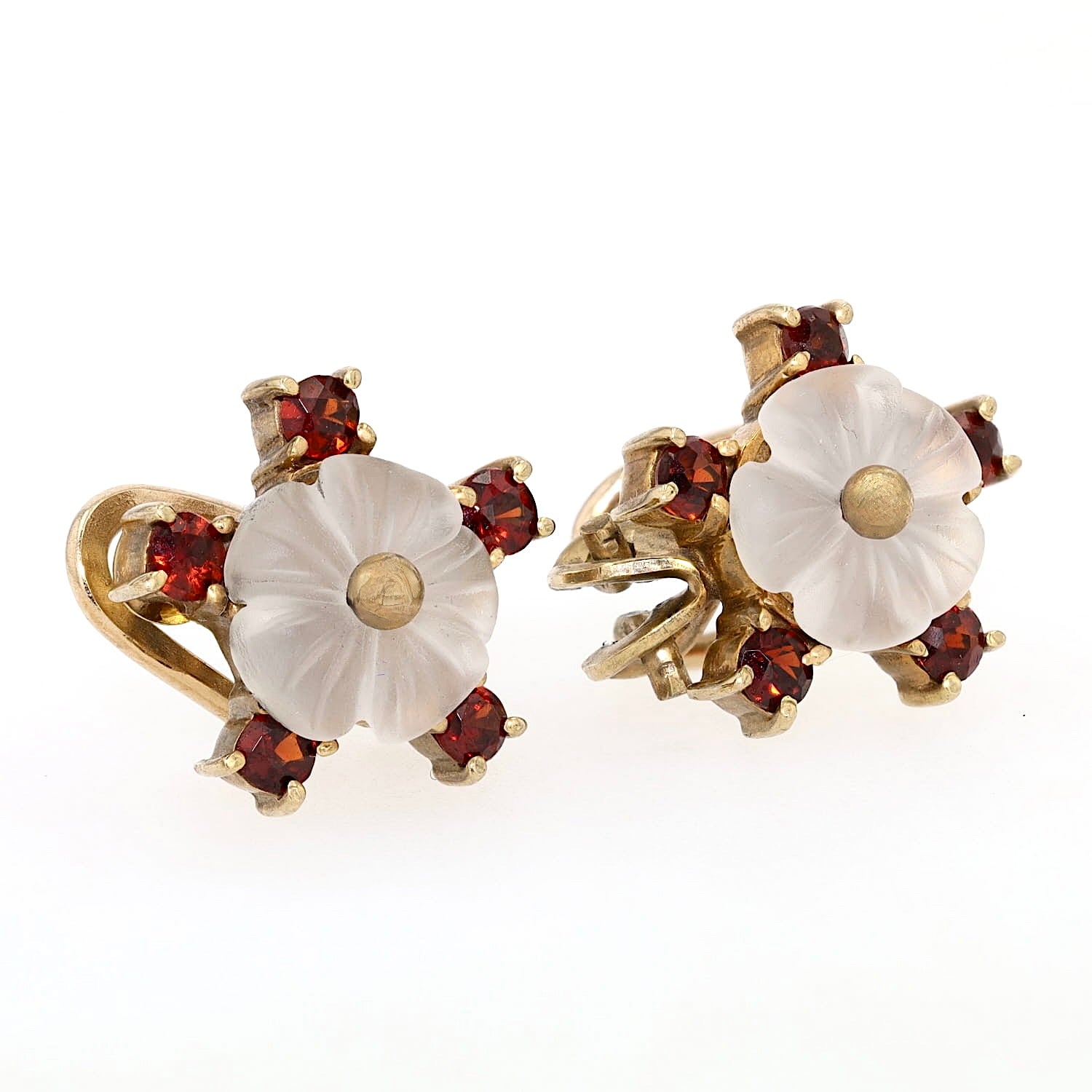 Vintage clip earrings in 333 yellow gold with rock crystal engravings and garnet, turned horizontally to the right