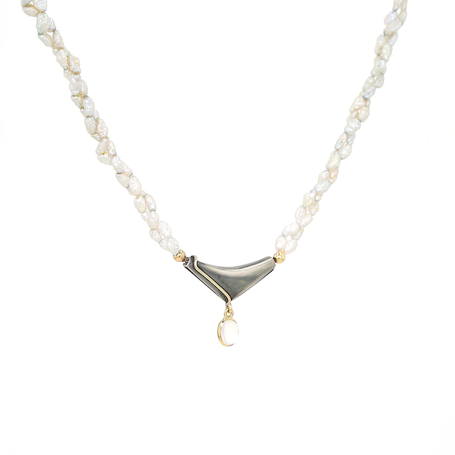 River pearl necklace with a lock made of 925 silver and 750 yellow gold and a pendant with a moonstone, , hanging turned to the right