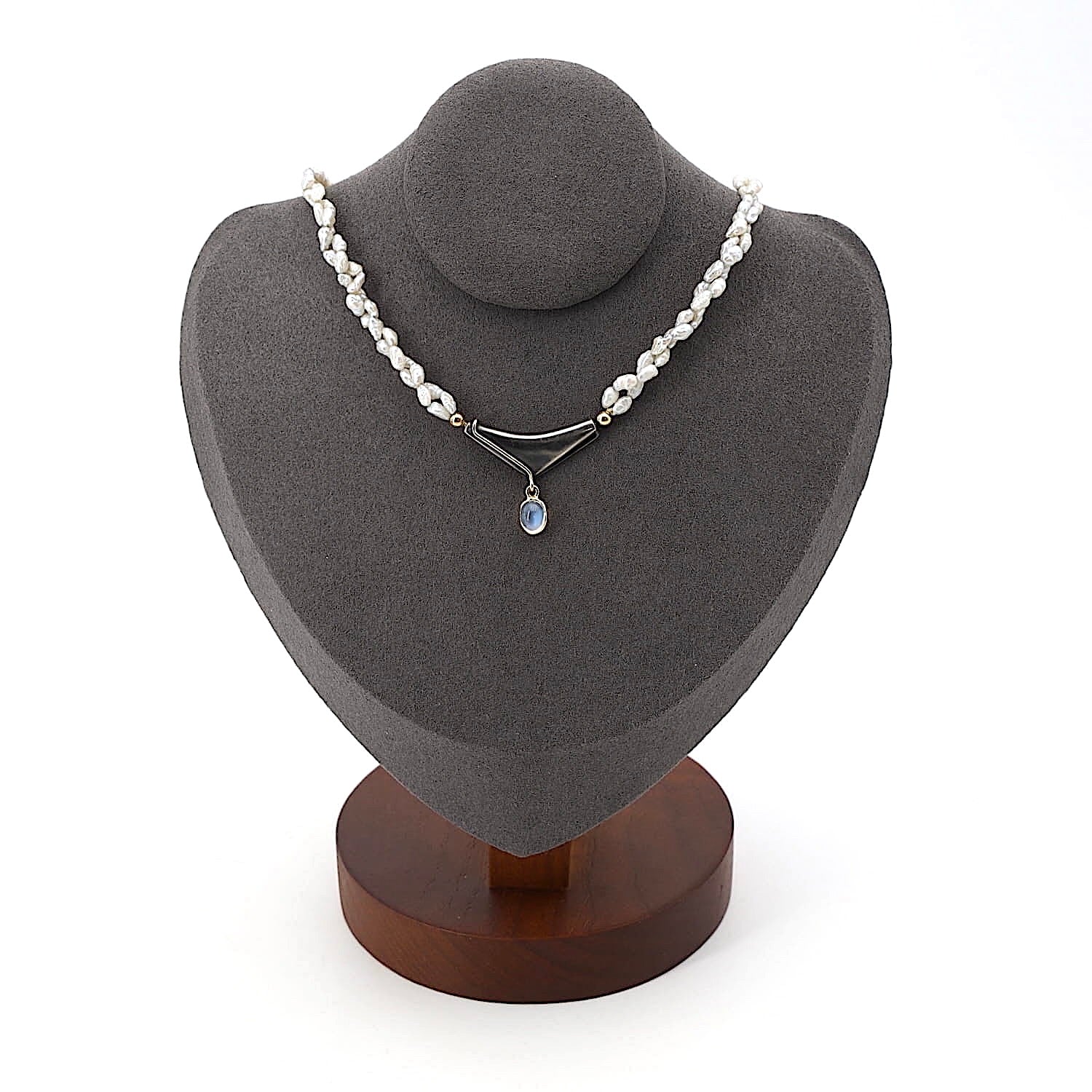 River pearl necklace with a lock in 925 silver and 750 yellow gold and a pendant with a moonstone, on the bust