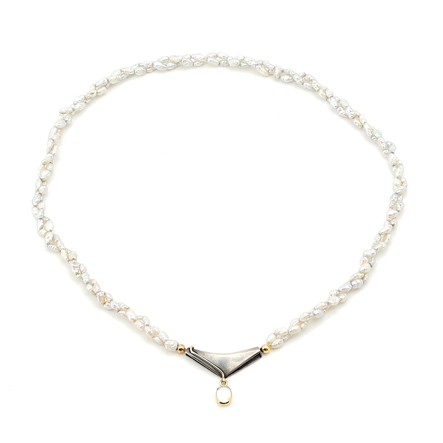 River pearl necklace with a lock made of 925 silver and 750 yellow gold and a pendant with a moonstone, horizontal top view