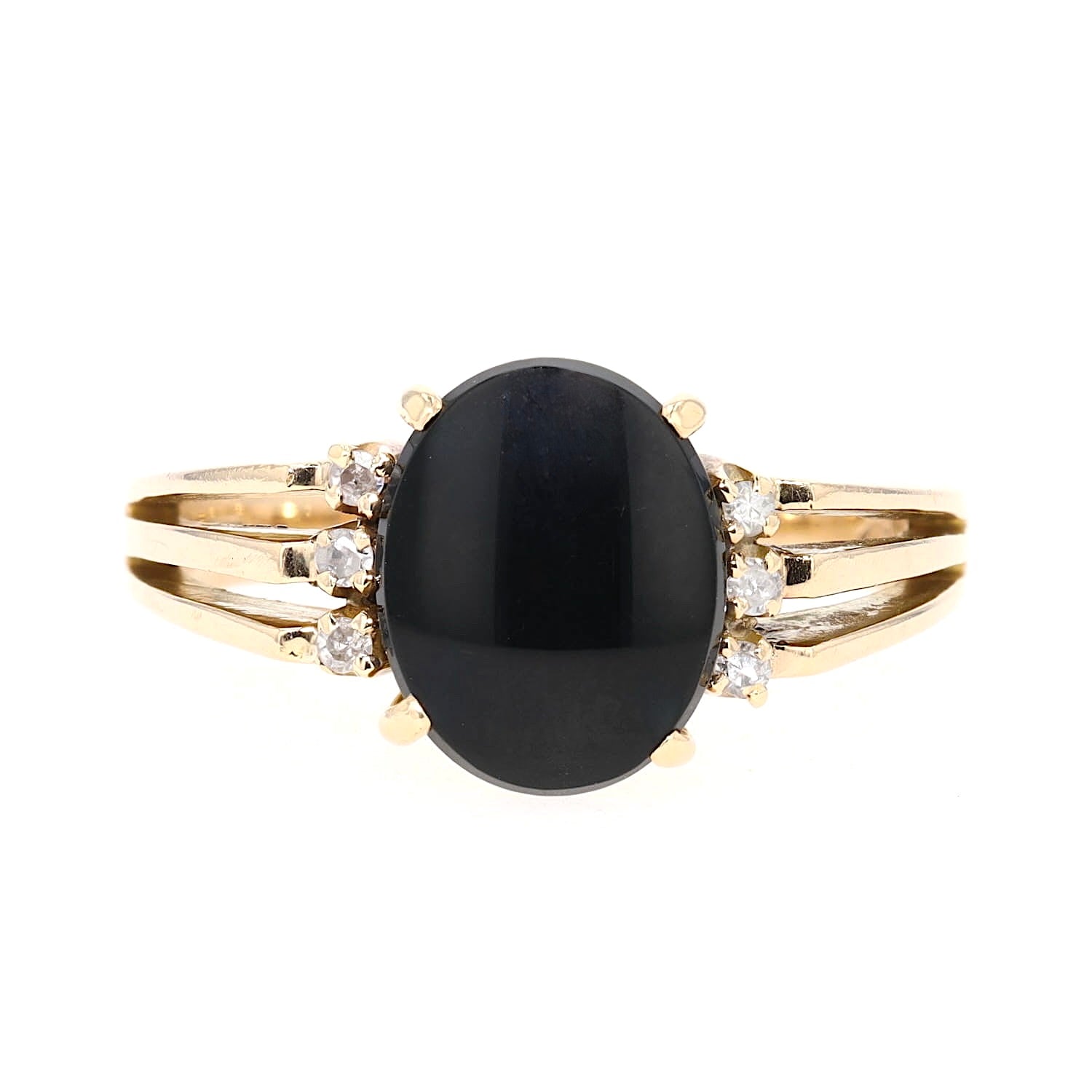 Ring in 585 yellow gold with an onyx plate and diamonds, lying frontally