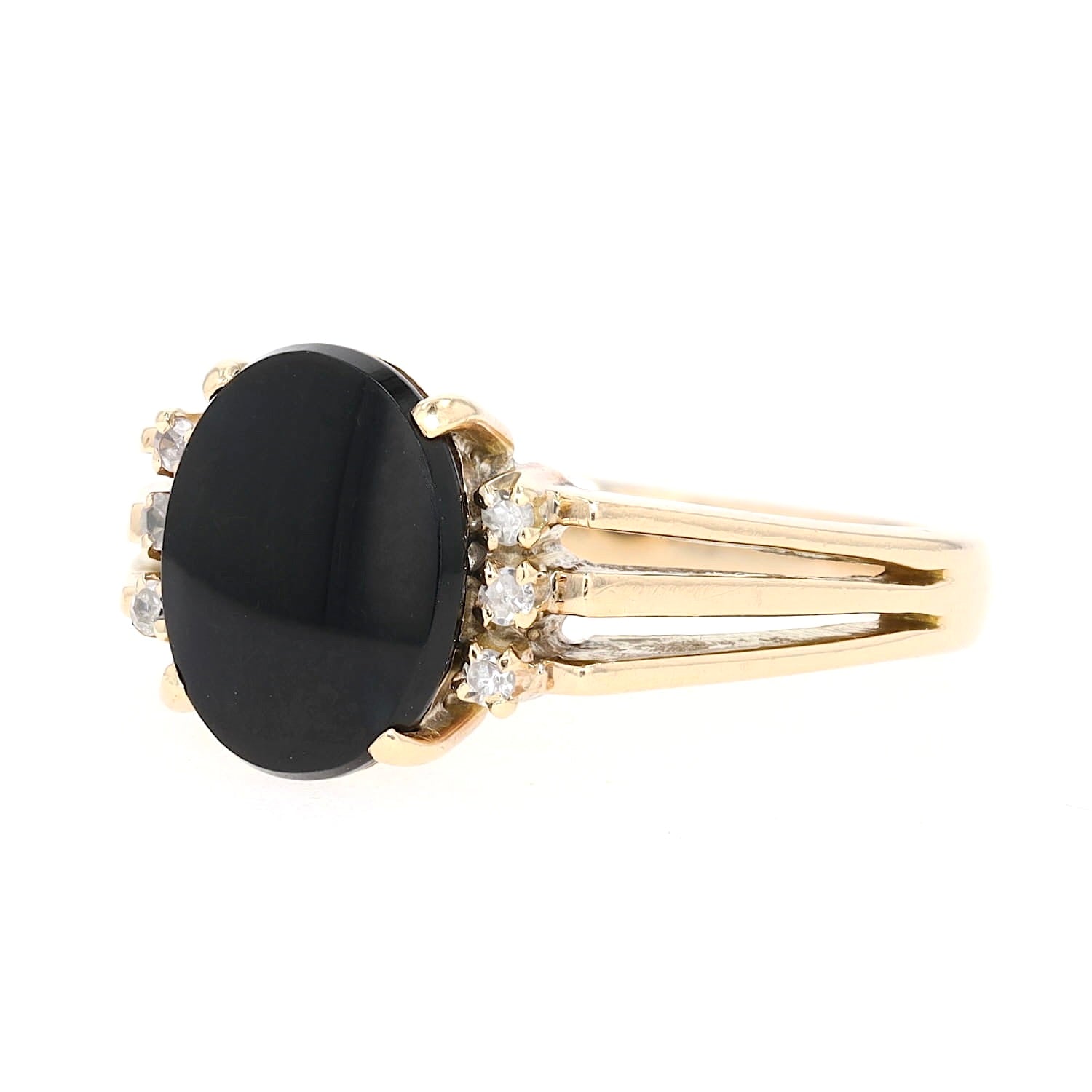 Ring in 585 yellow gold with an onyx plate and diamonds, turned horizontally to the left